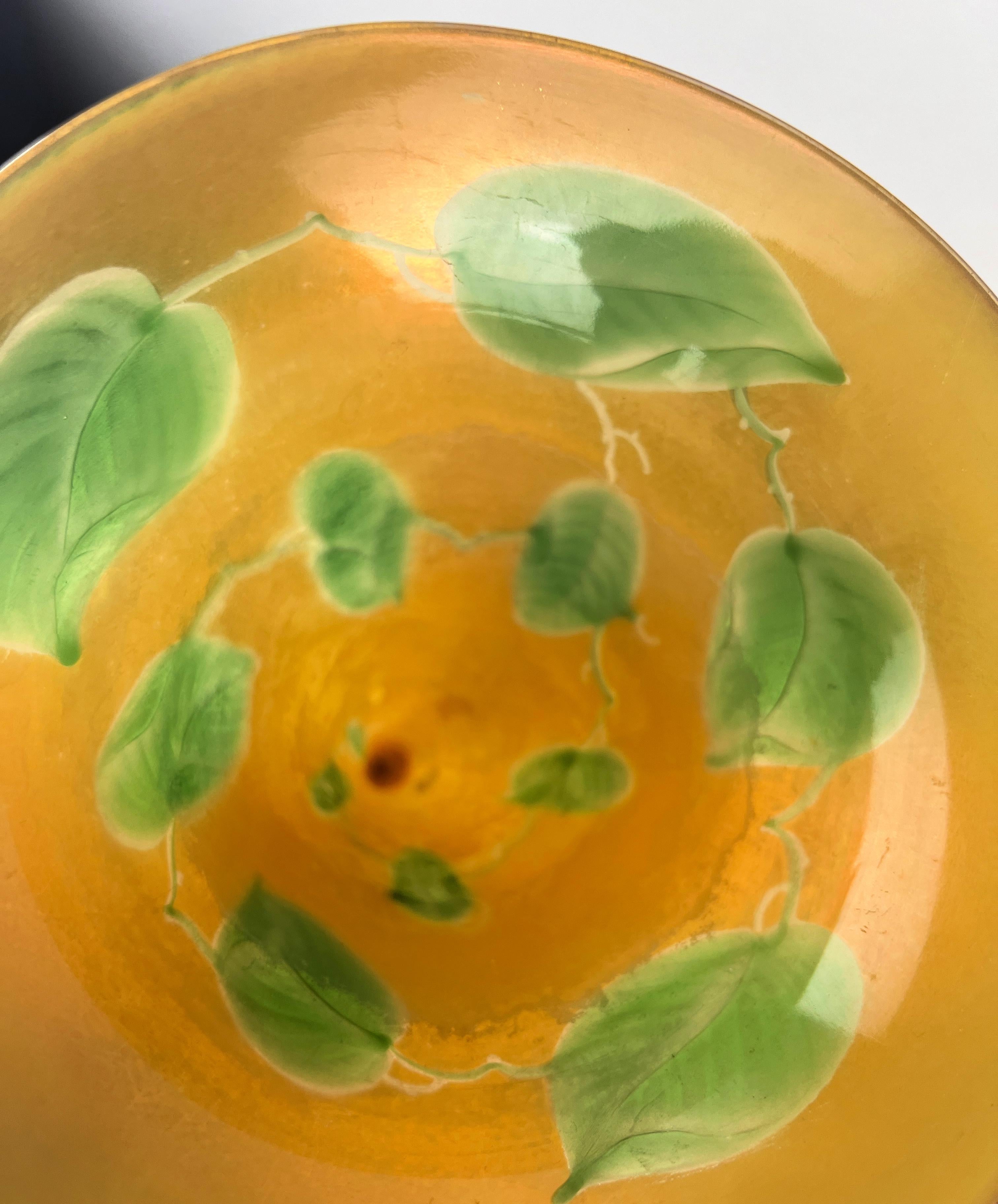 Verre brun Vase trompette en verre Favrile doré de Tiffany Studios avec décor de feuilles et de vignes en vente