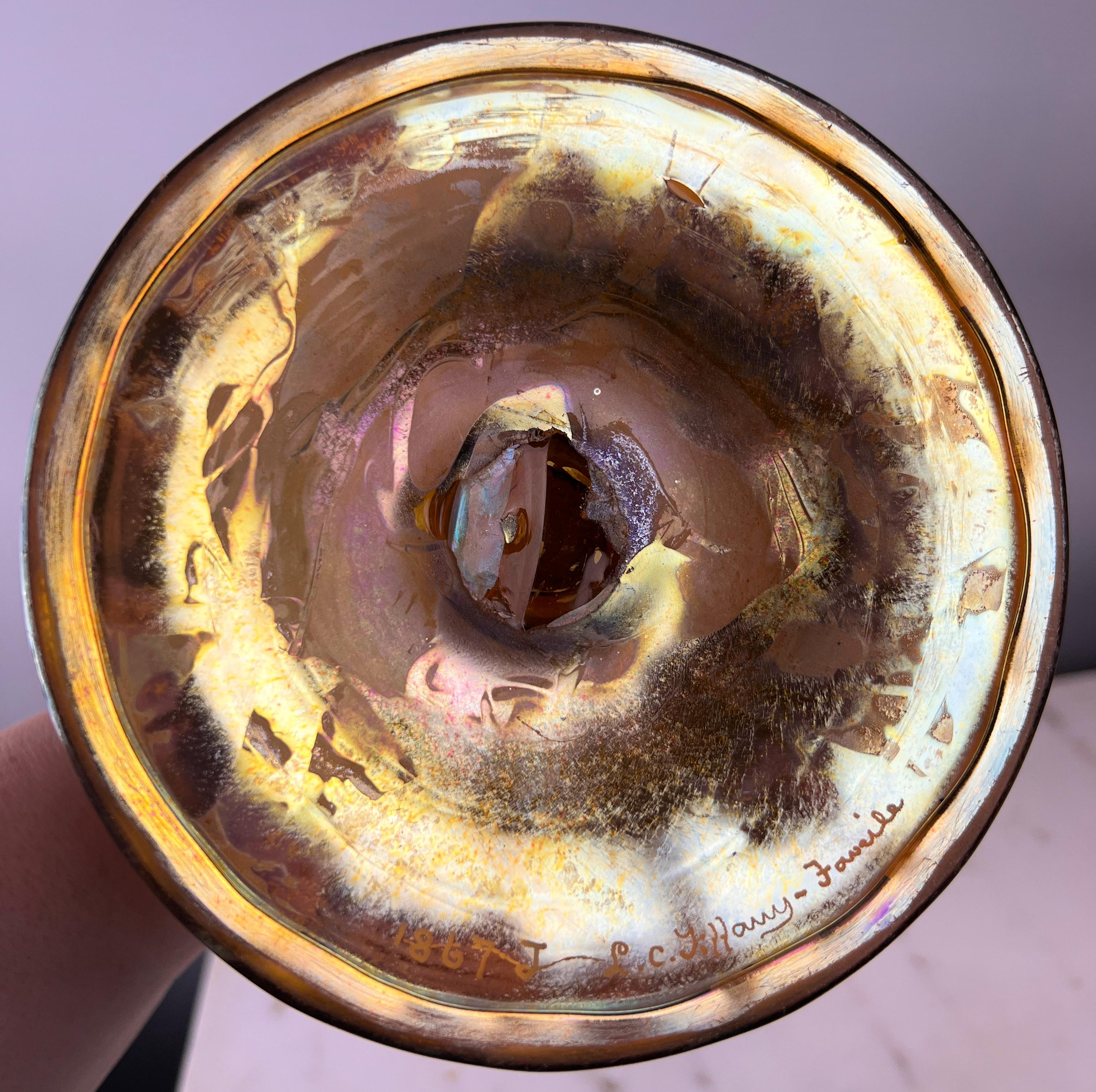 Vase trompette en verre Favrile doré de Tiffany Studios avec décor de feuilles et de vignes en vente 2