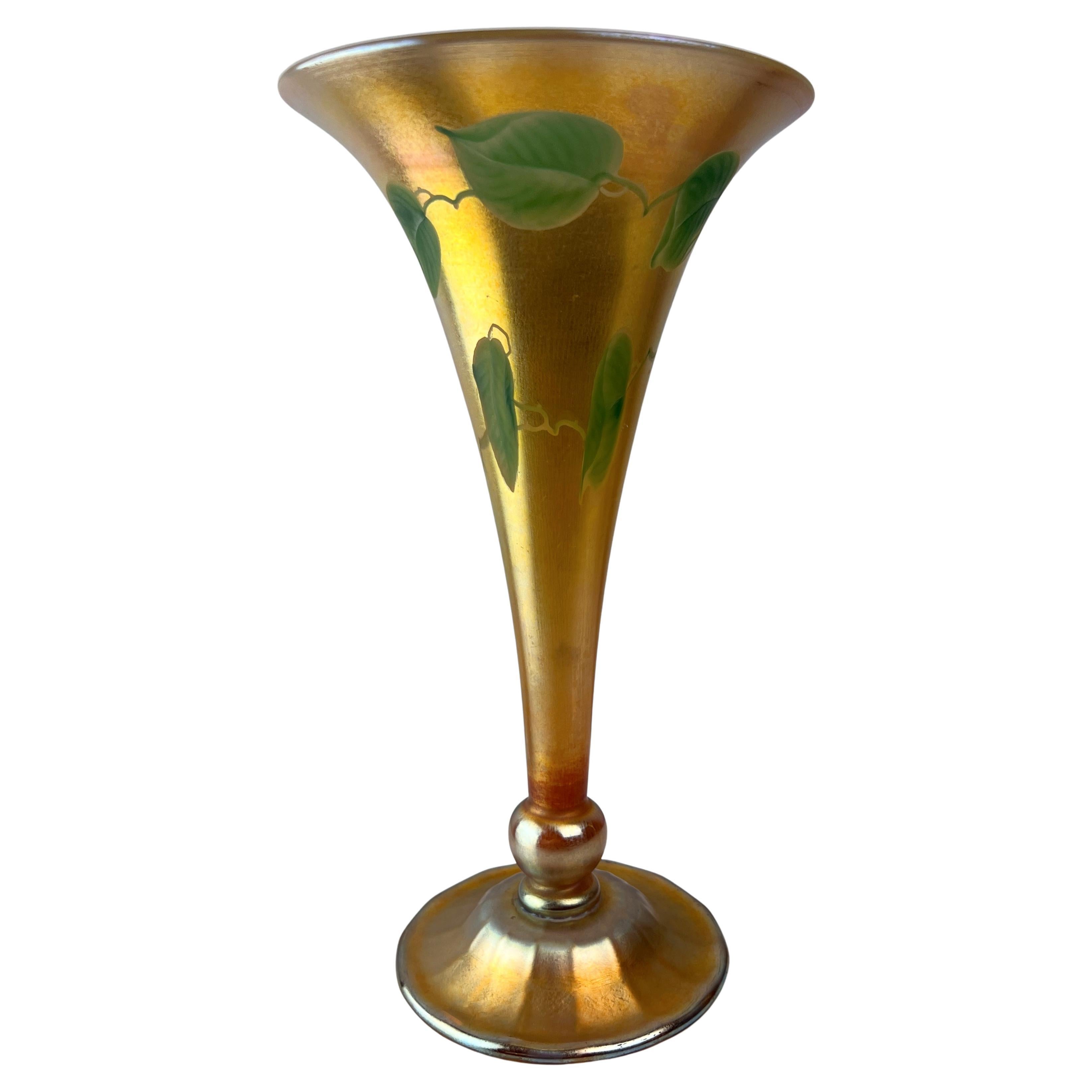 Vase trompette en verre Favrile doré de Tiffany Studios avec décor de feuilles et de vignes en vente