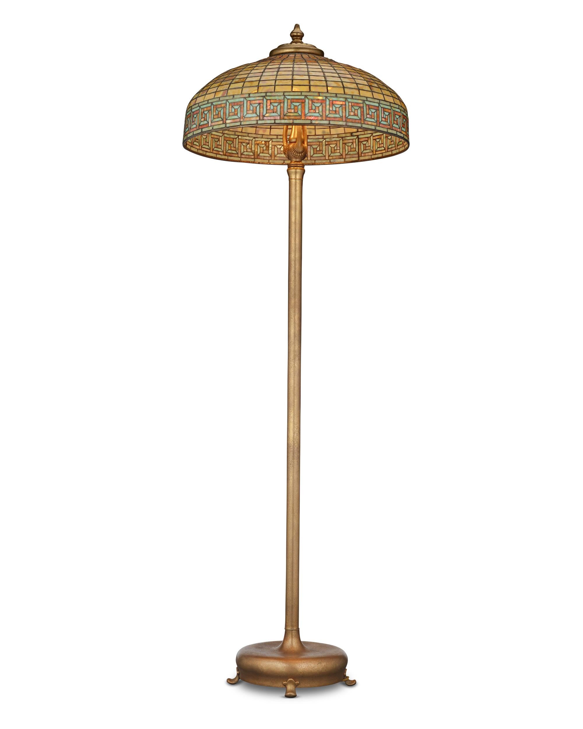 Lampada da terra a chiave greca
Tiffany Studios
Datato 1907

Questa straordinaria lampada da terra 