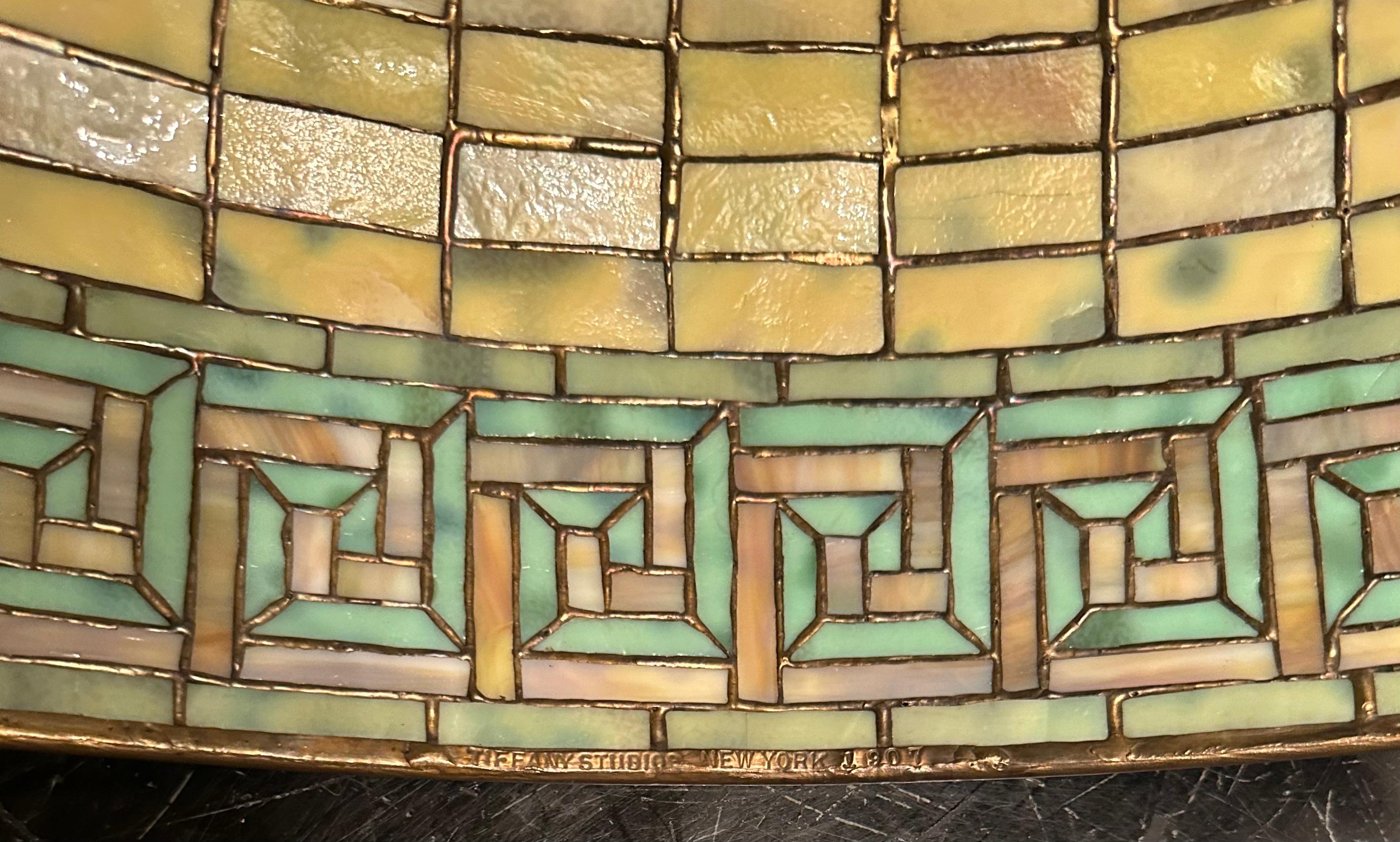 Americano Lampada da terra a chiave greca di Tiffany Studios in vendita