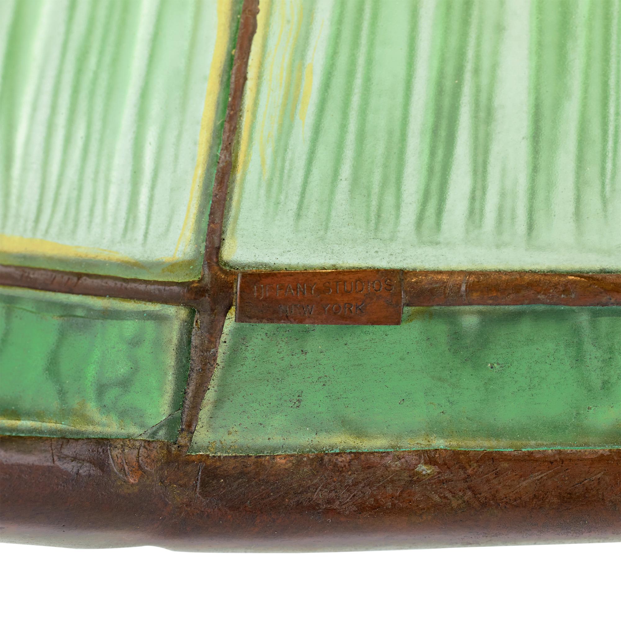 Tiffany Studios Green Linenfold Lamp Estadounidense en venta