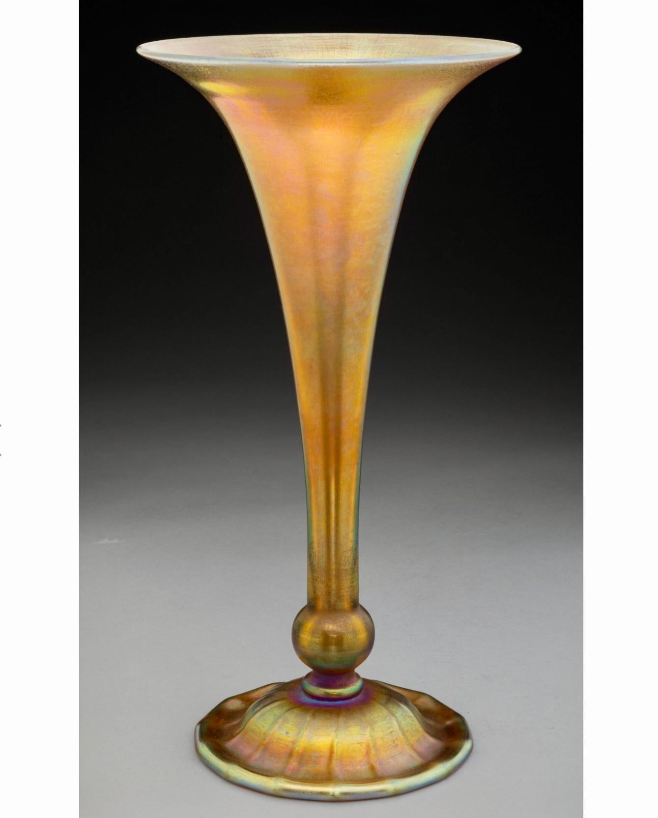 Art Nouveau Vaso a tromba in oro cangiante di Tiffany Studios in vendita