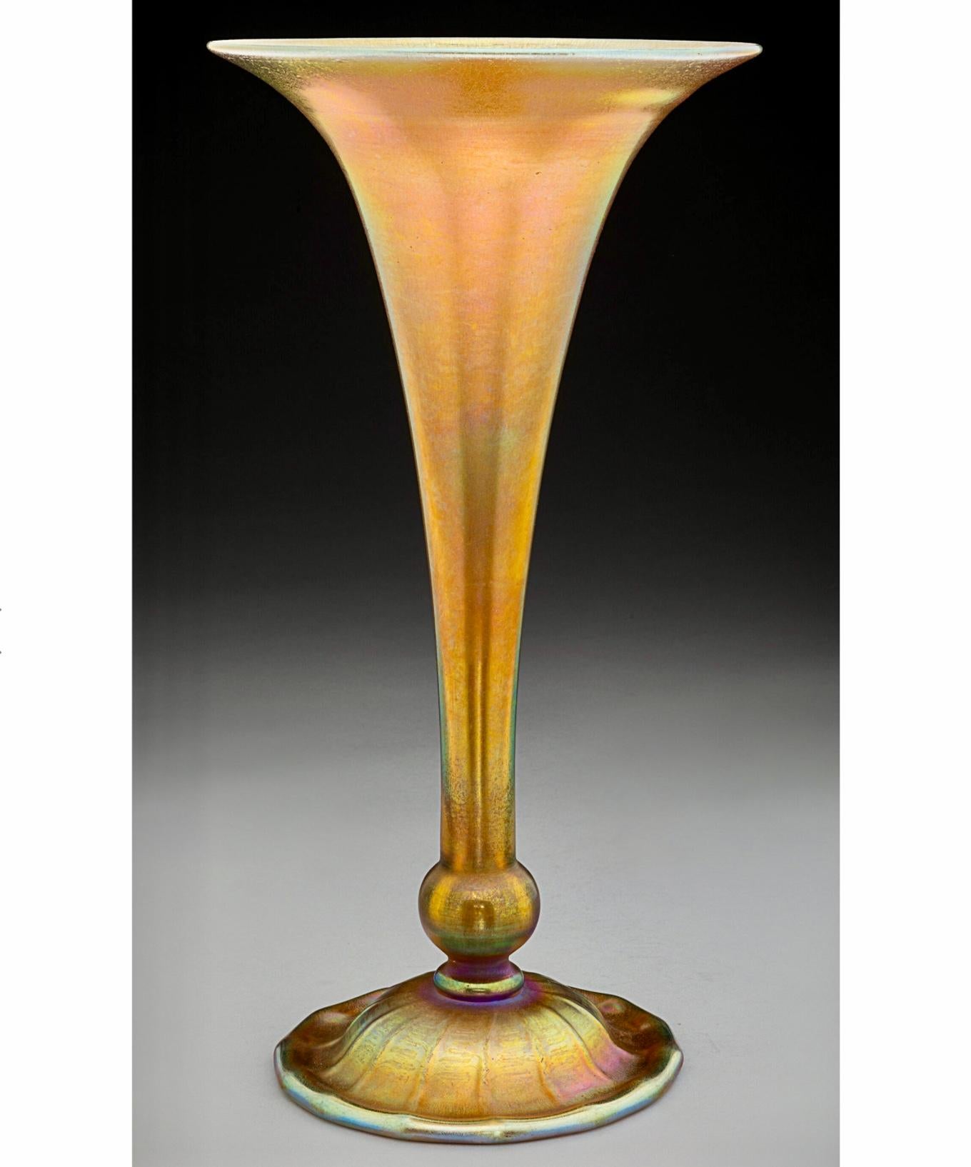 Americano Vaso a tromba in oro cangiante di Tiffany Studios in vendita