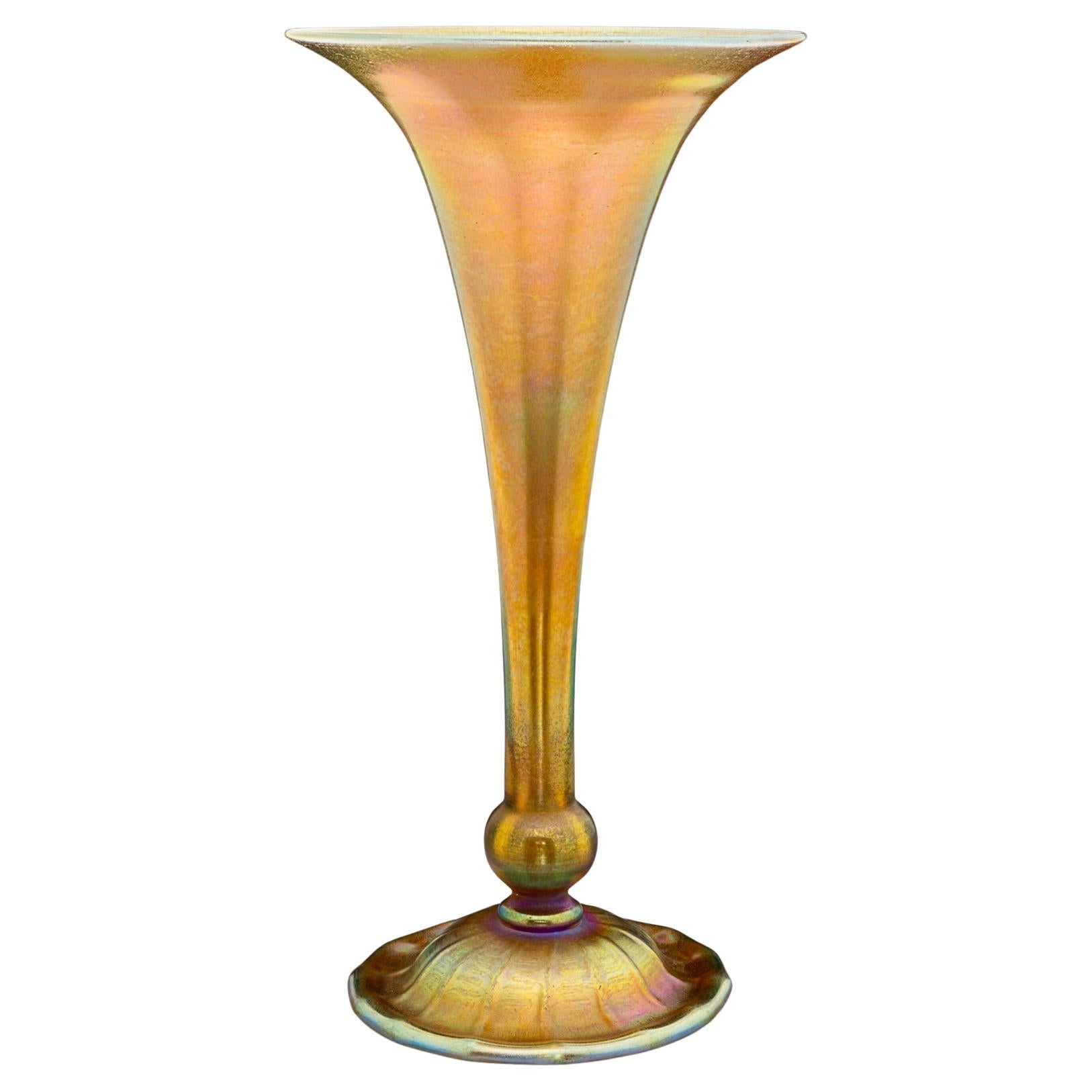 Vaso a tromba in oro cangiante di Tiffany Studios