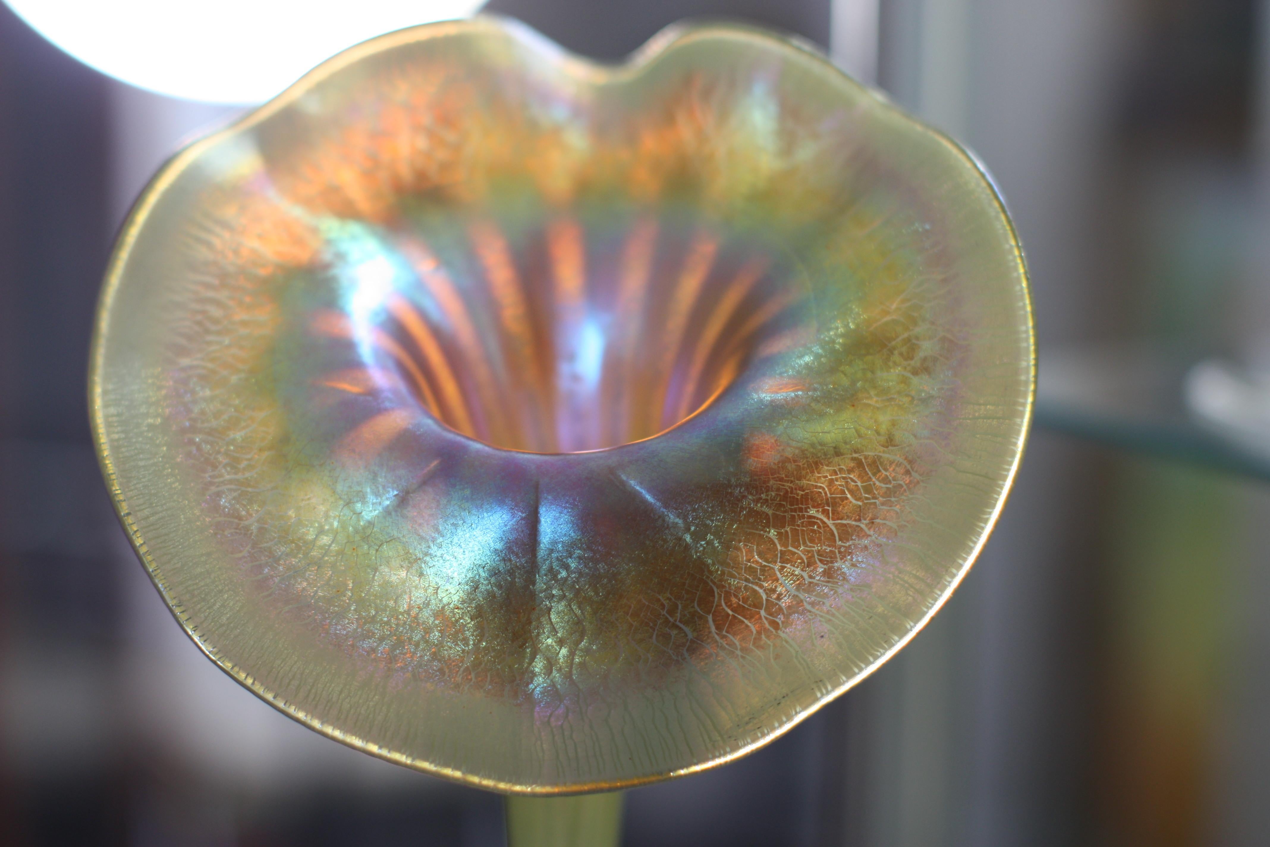 Vase en verre Tiffany Studios en forme de fleur en favrile « Jack-in-the-pulpit » en vente 10