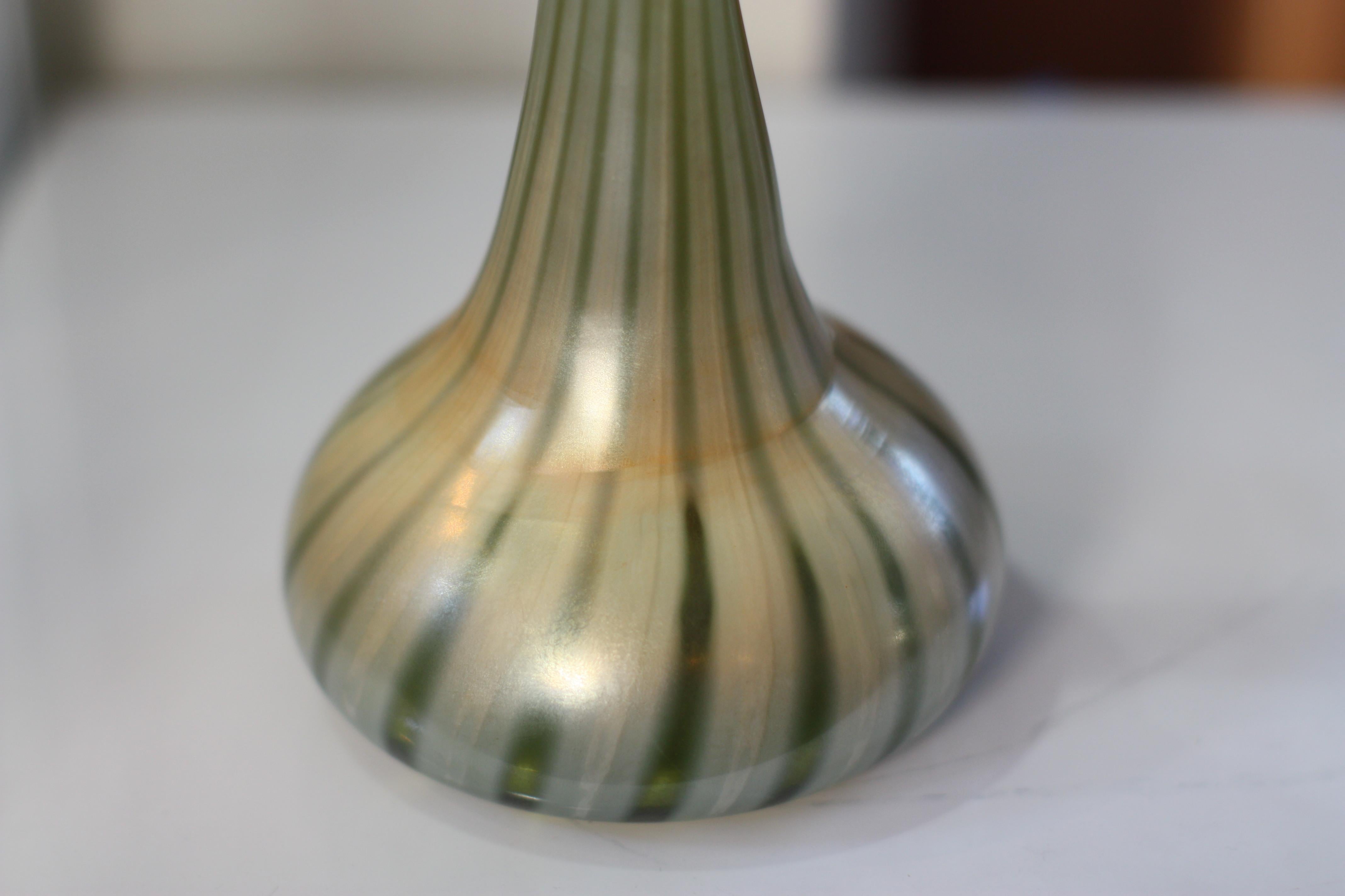 Verre d'art Vase en verre Tiffany Studios en forme de fleur en favrile « Jack-in-the-pulpit » en vente