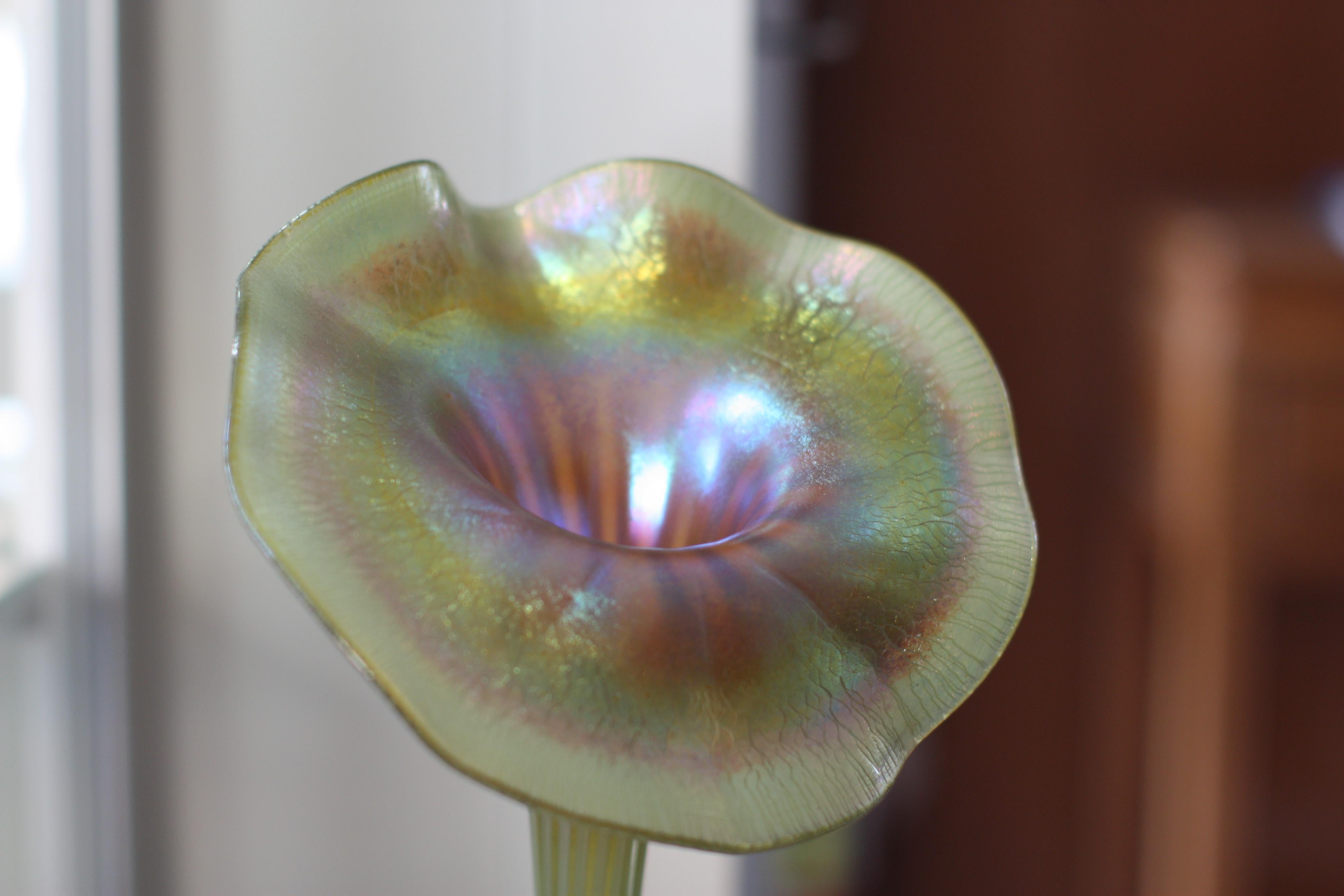 Vase en verre Tiffany Studios en forme de fleur en favrile « Jack-in-the-pulpit » en vente 3