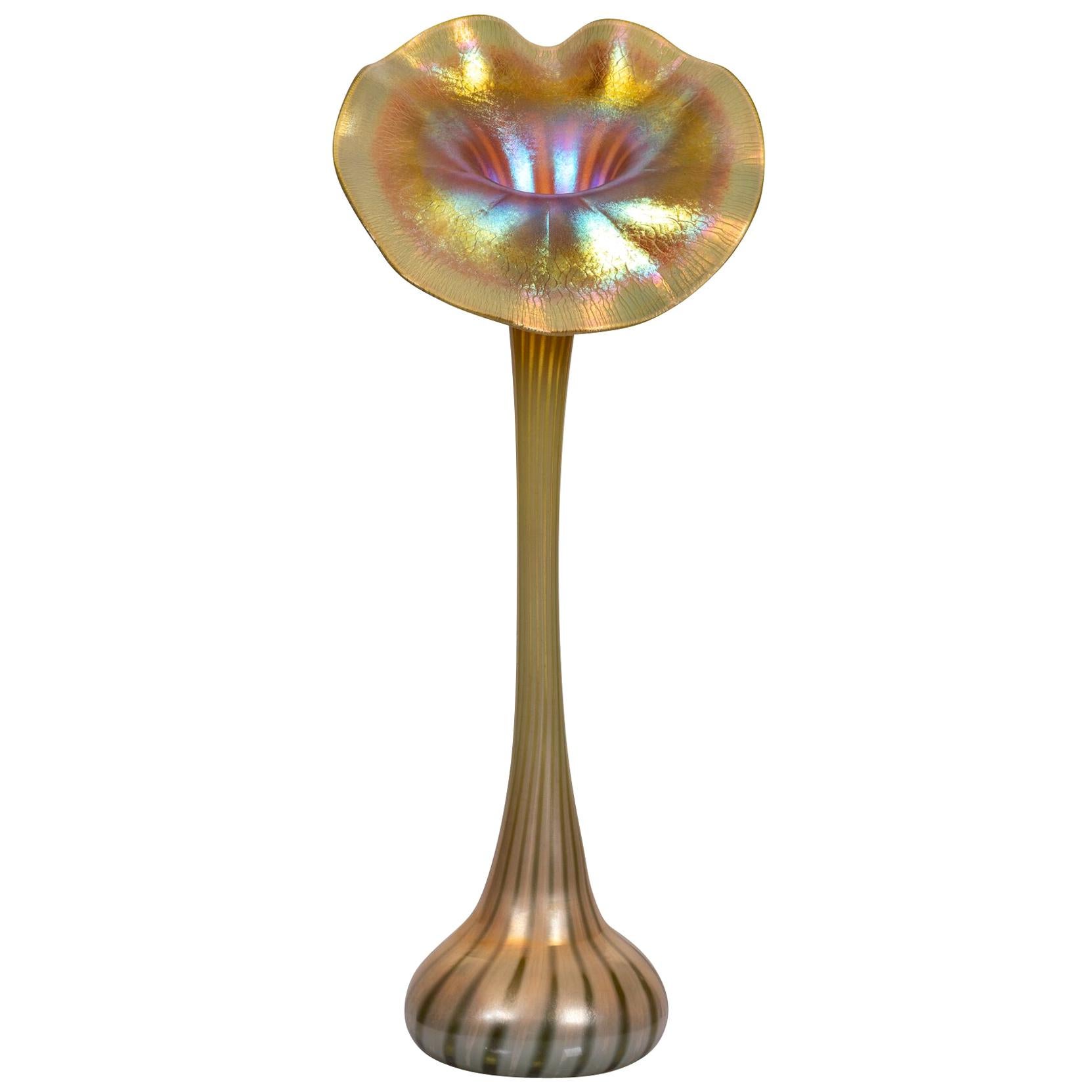 Vase en verre Tiffany Studios en forme de fleur en favrile « Jack-in-the-pulpit » en vente