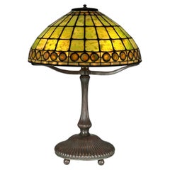 Lámpara de mesa colonial con joyas de Tiffany Studios
