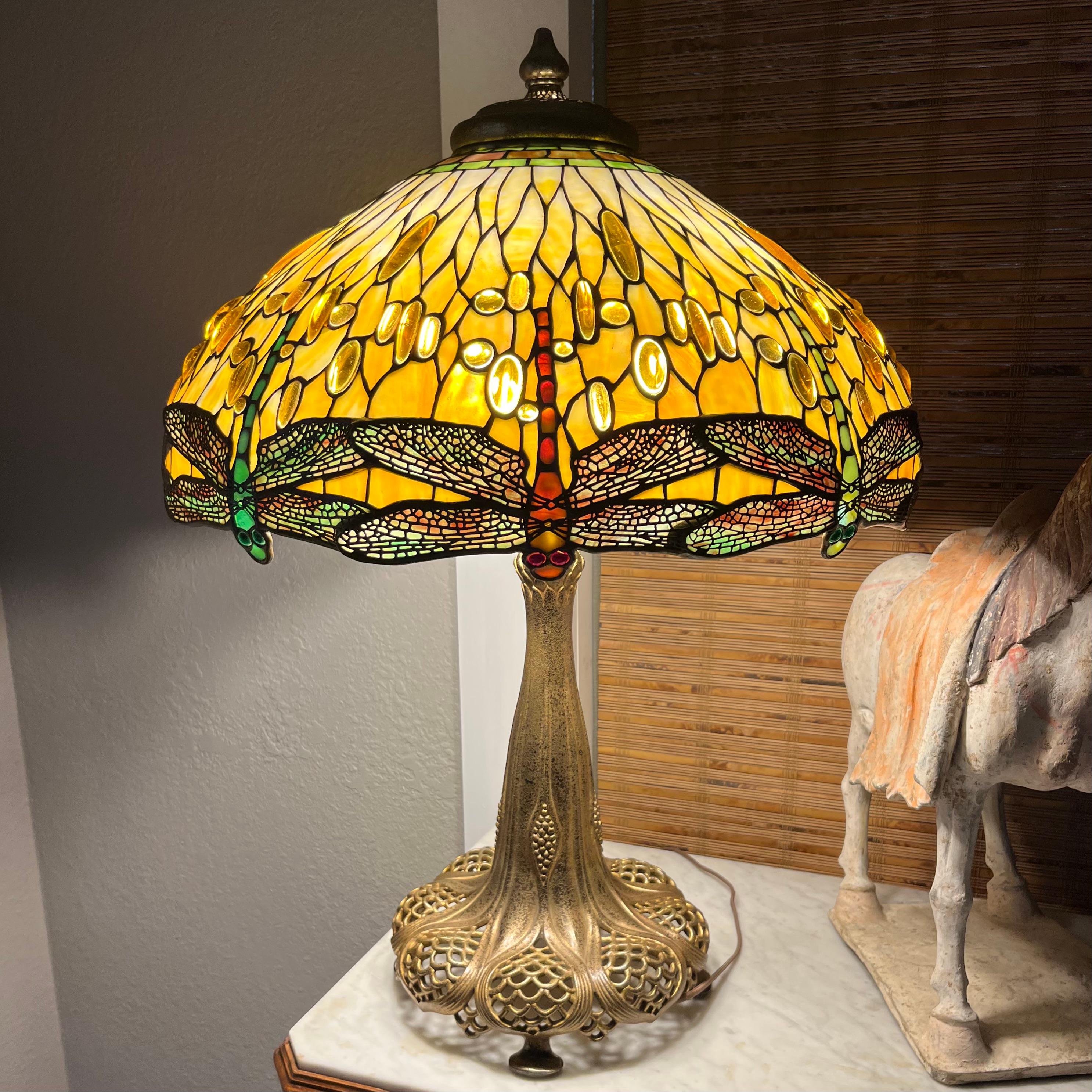 Début du 20ème siècle Tiffany Studios lampe de bureau libellule à tête de dragon ornée de bijoux en vente