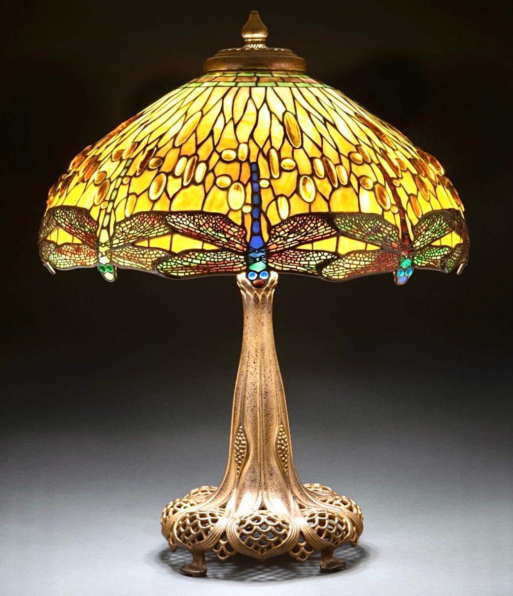 Lampe de table Dragonfly à tête tombante en verre au plomb et bronze doré des studios Tiffany, vers 1910. 

Au début du siècle, Clara Driscoll, responsable du département de taille de verre pour femmes et à l'origine de certaines des teintes les