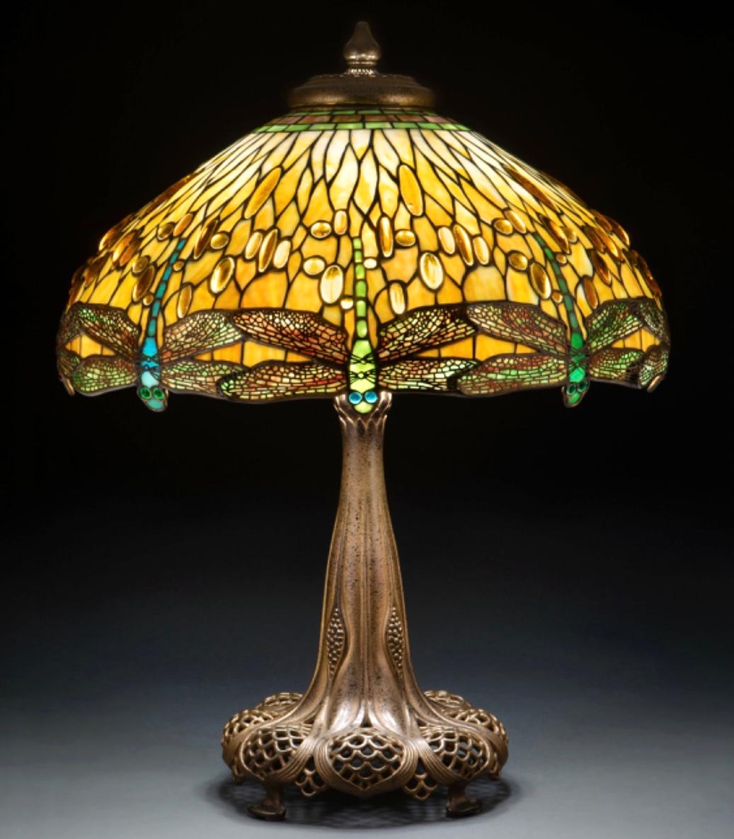 Tiffany Studios, juwelenbesetzte Tropfen-Schmetterlings-Tischlampe (Art nouveau) im Angebot