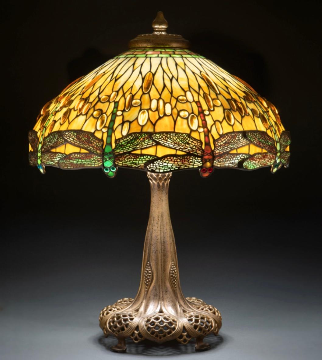 Tiffany Studios, juwelenbesetzte Tropfen-Schmetterlings-Tischlampe (amerikanisch) im Angebot