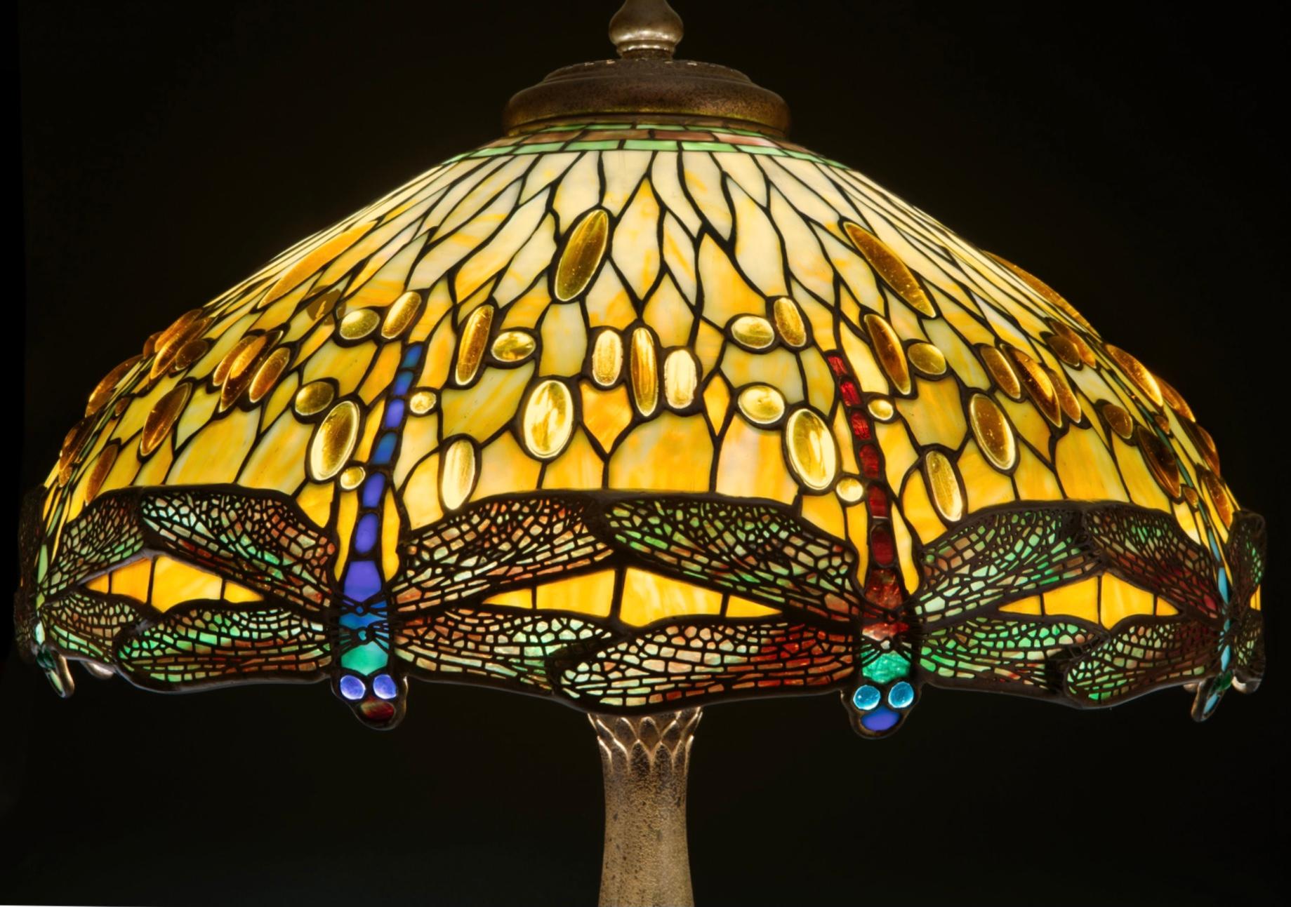 Tiffany Studios, juwelenbesetzte Tropfen-Schmetterlings-Tischlampe (Gegossen) im Angebot