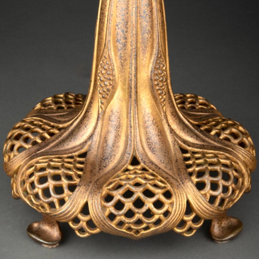 Tiffany Studios, juwelenbesetzte Tropfen-Schmetterlings-Tischlampe (Bronze) im Angebot