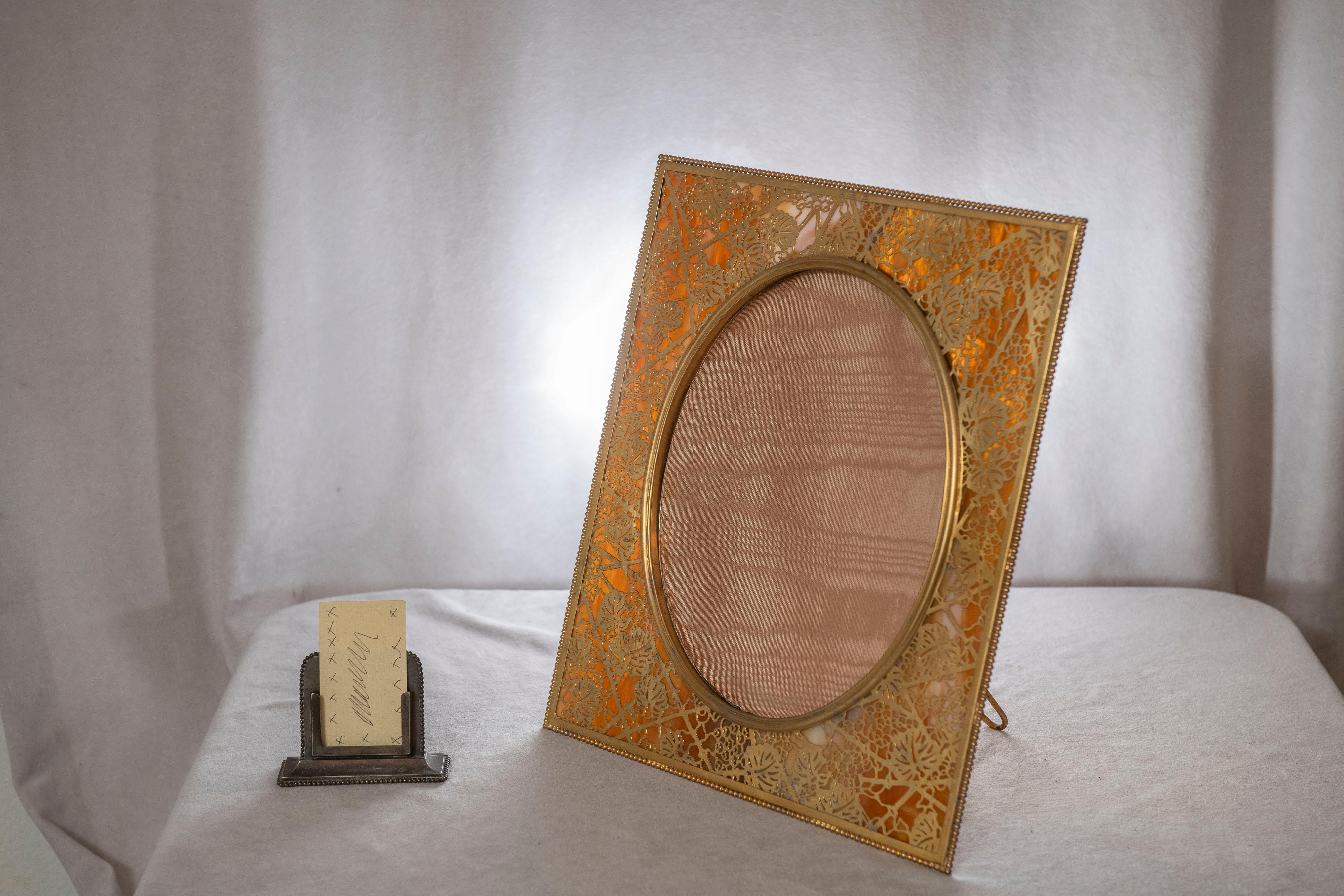 Großer Bilderrahmen mit Weinrebenmuster von Tiffany Studios, ca. 1905 (Art nouveau) im Angebot