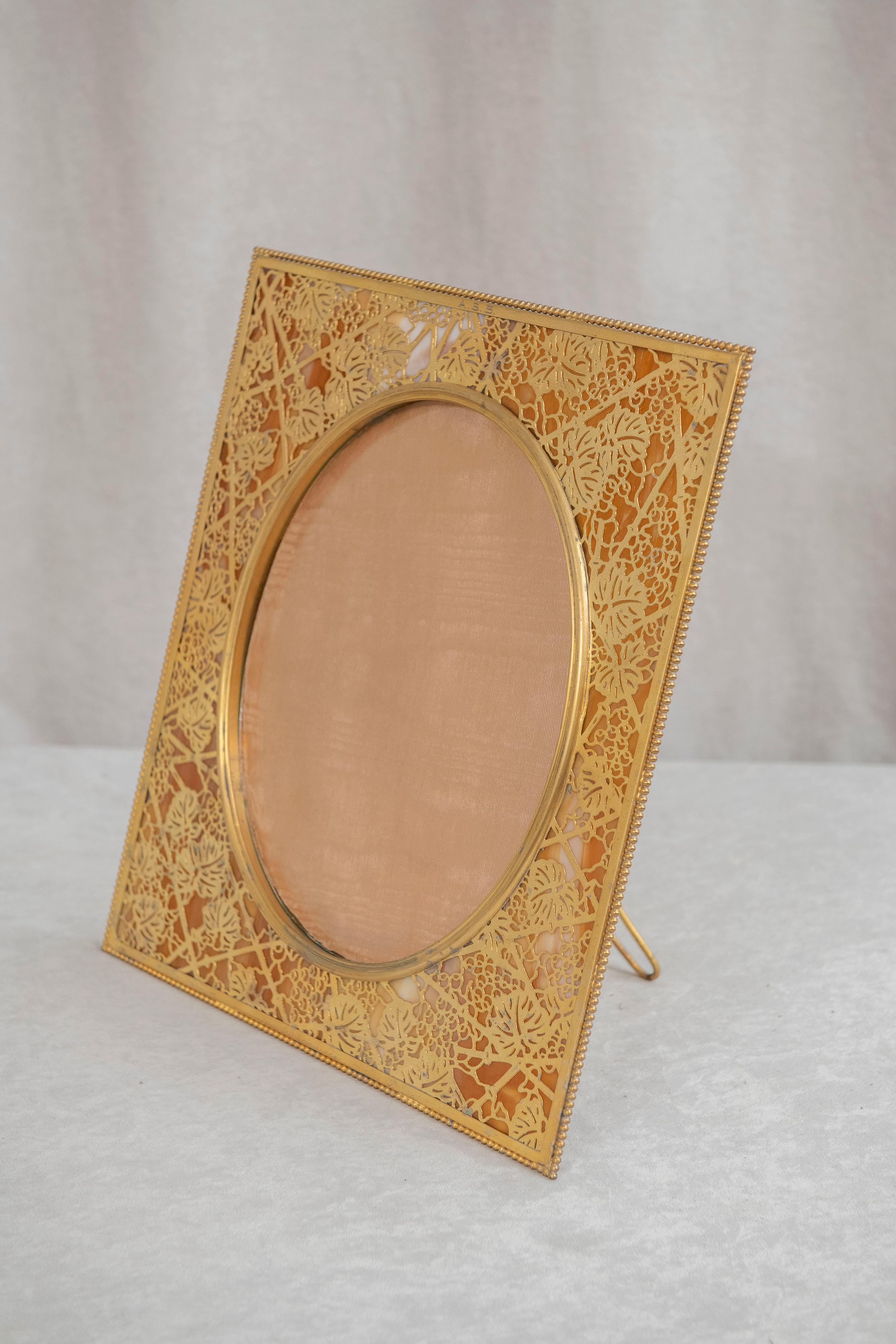 Großer Bilderrahmen mit Weinrebenmuster von Tiffany Studios, ca. 1905 (amerikanisch) im Angebot