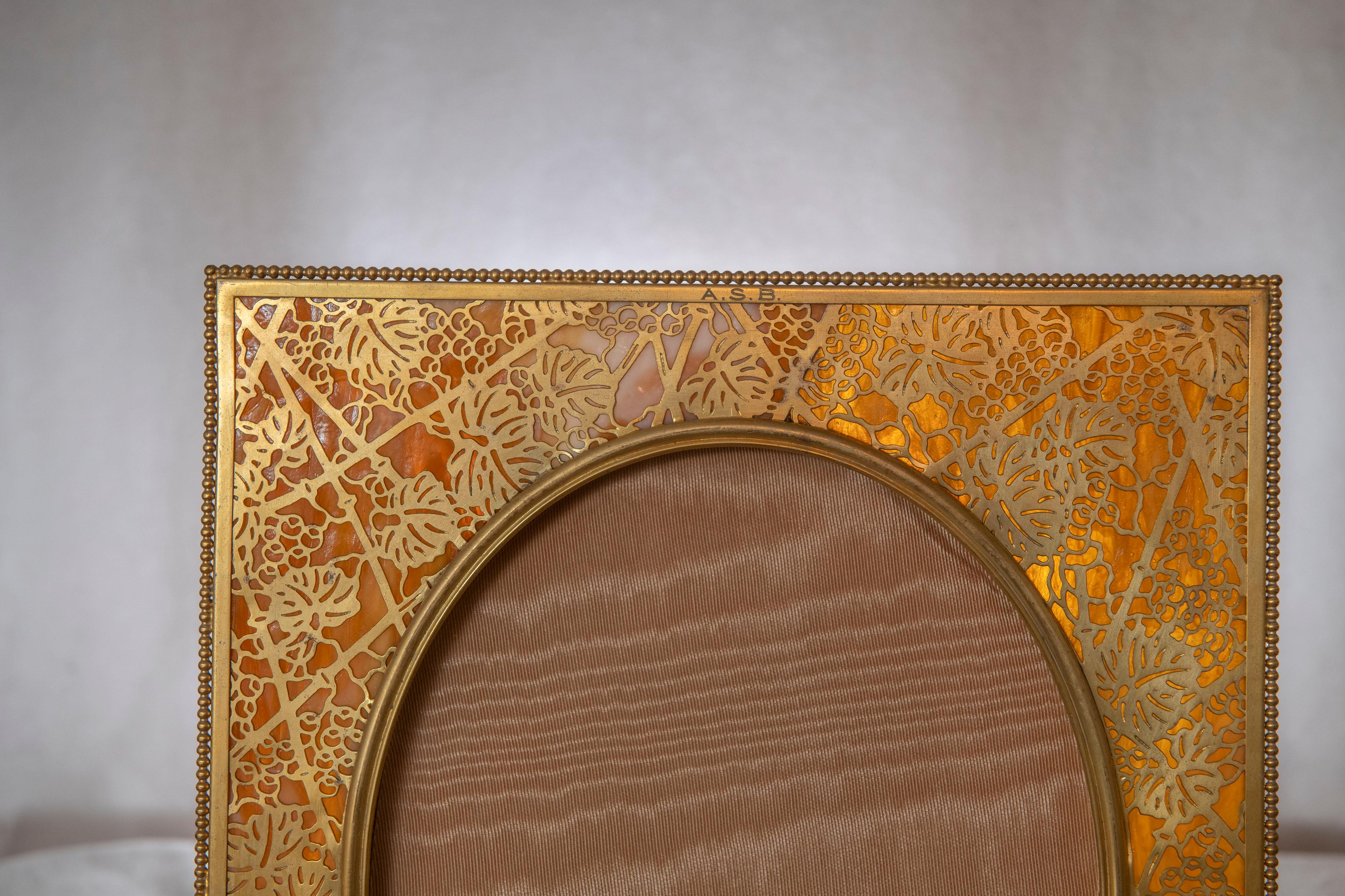 Großer Bilderrahmen mit Weinrebenmuster von Tiffany Studios, ca. 1905 (Vergoldet) im Angebot