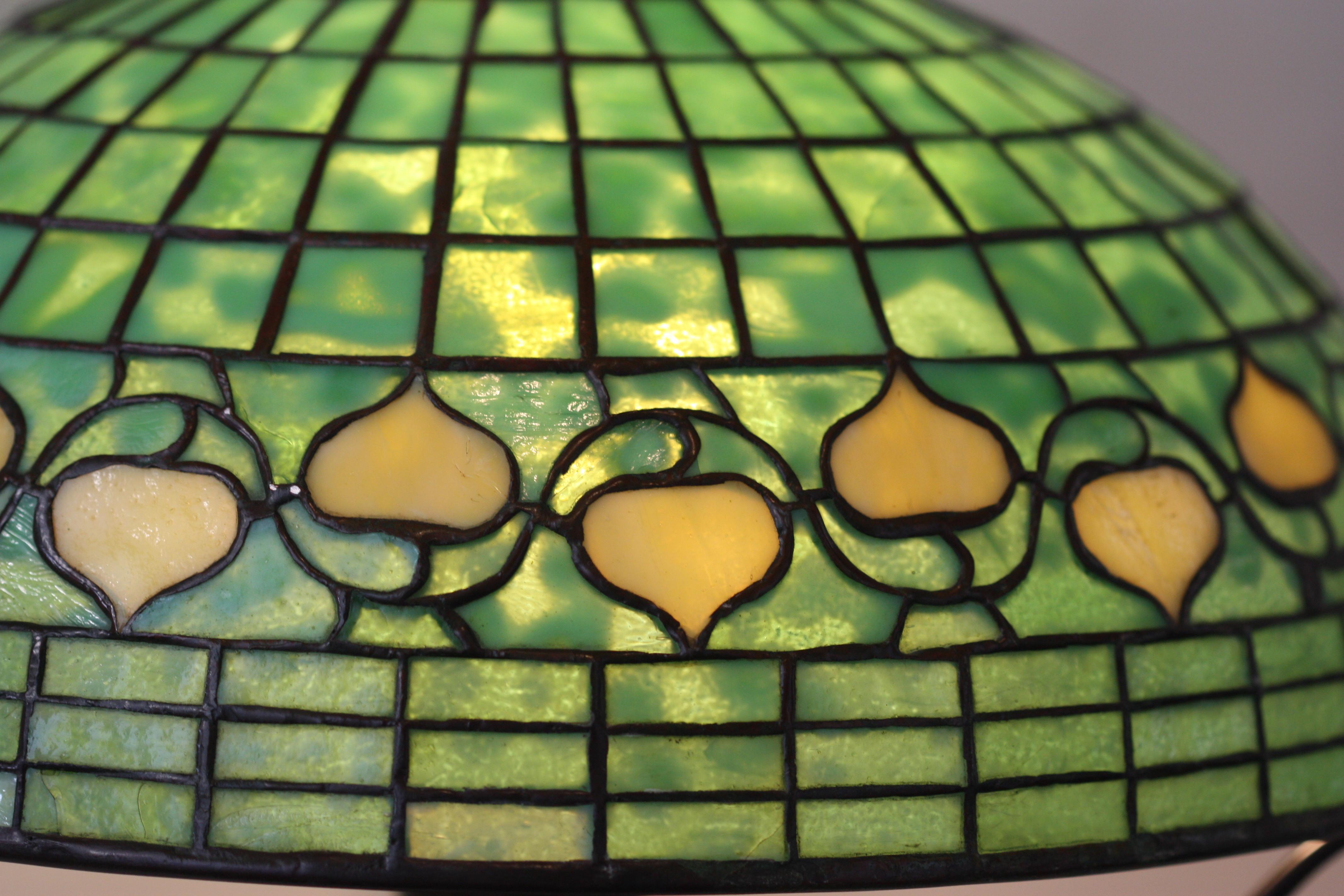 Tiffany Studios - Lampe de bureau « Vine Border » en verre plombé et bronze patiné en vente 1