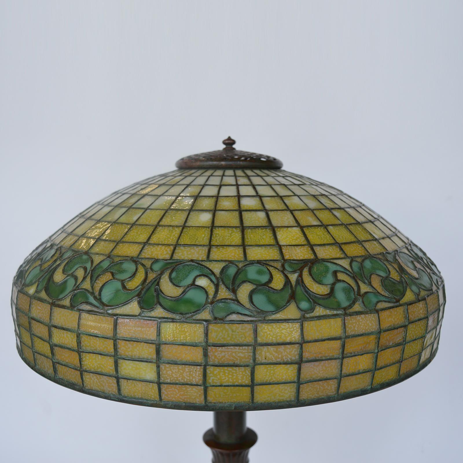 Tiffany Studios Lemon leaf table lamp. For Sale 6