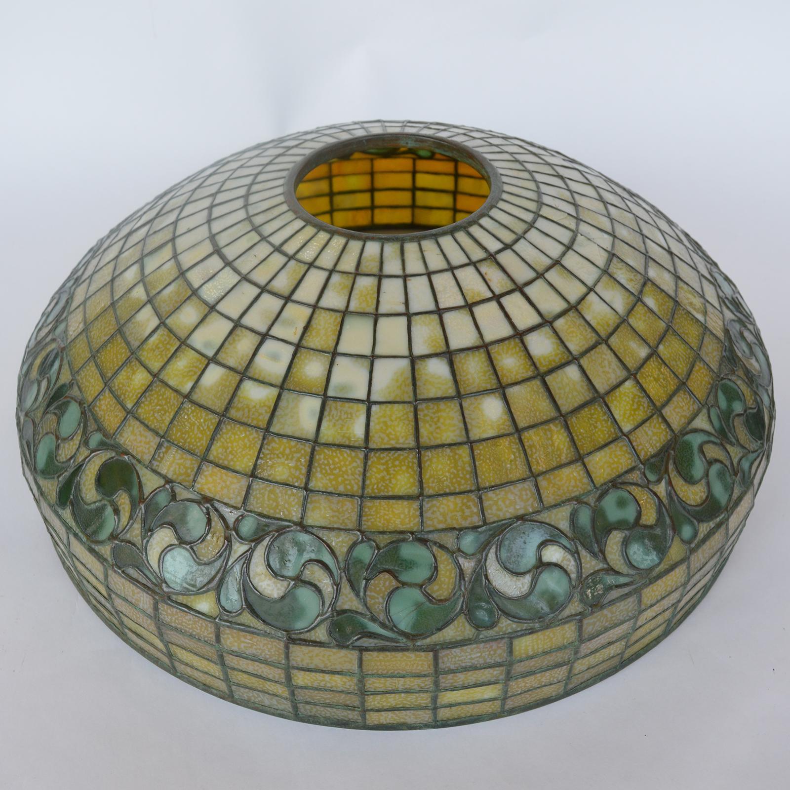 American Tiffany Studios Lemon leaf table lamp. For Sale