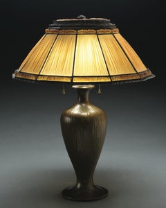 Tiffany Studios Leinenfold und vergoldete Bronze Tischlampe