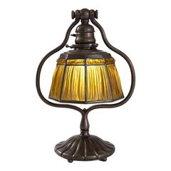 Tiffany Studios 'Linenfold' Schreibtischlampe aus Favrilglas und Bronze