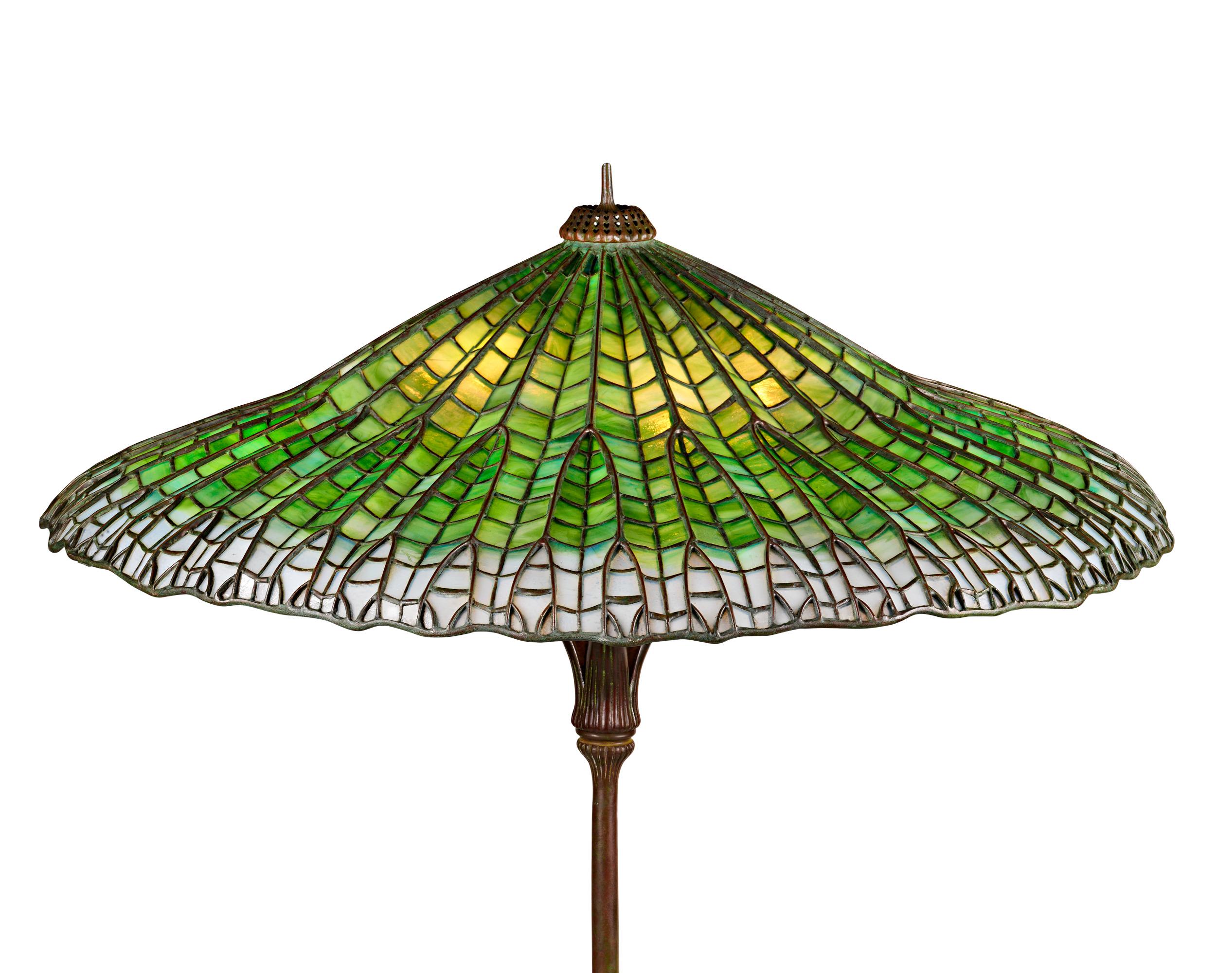 Cette lampe de table géométrique en verre au plomb et bronze des Studios Tiffany présente l'abat-jour emblématique Lotus Pagoda et sa base complémentaire en bronze d'origine. La forme élégante de l'abat-jour inspiré du lotus s'associe au magnifique