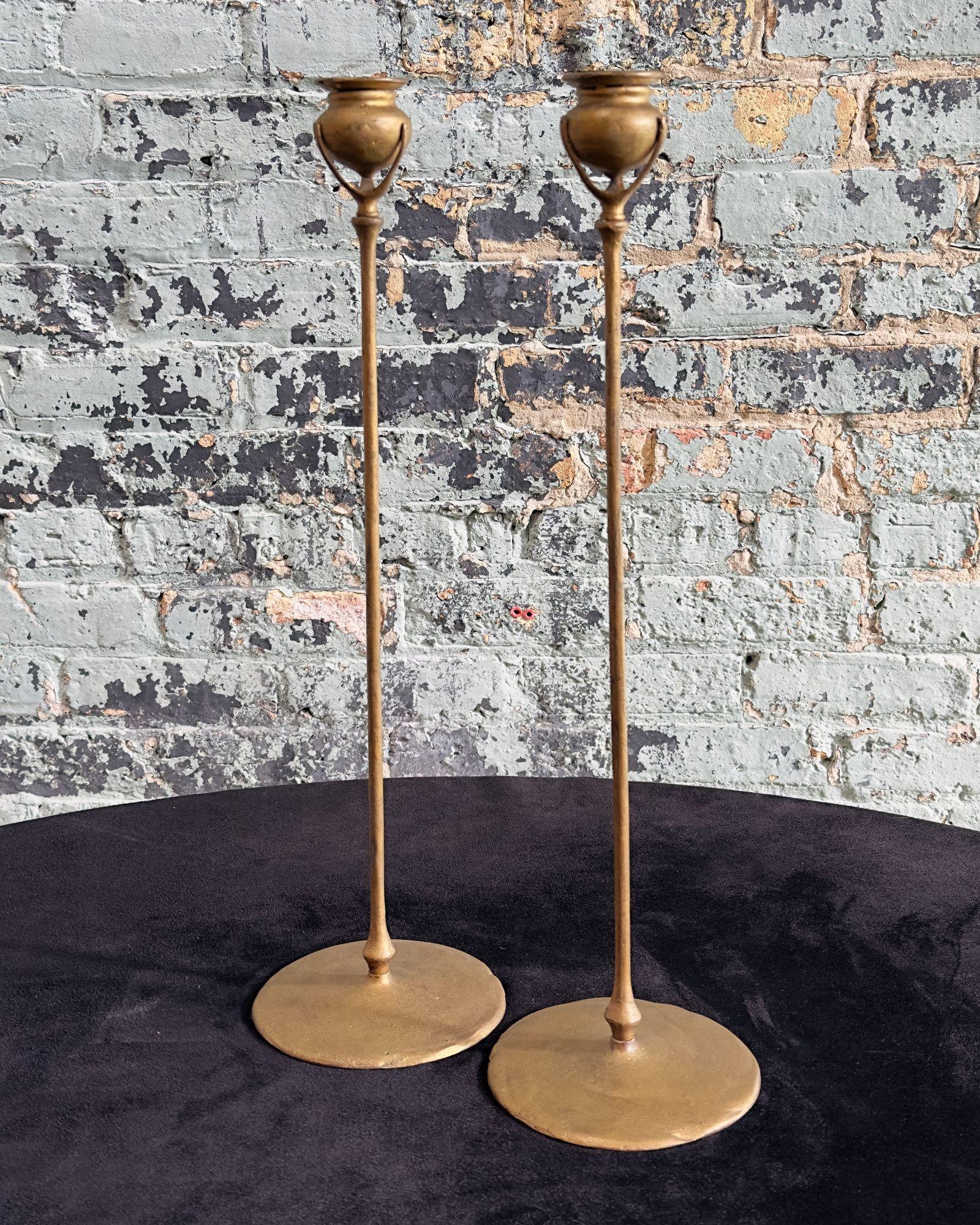 Bougeoirs en bronze doré 1213 de Tiffany Studios New York.
Étonnante paire de chandeliers en bronze doré, modèle 1213 vers 1900. Estampillé Tiffany Studios New York.
Les chandeliers mesurent 20,25