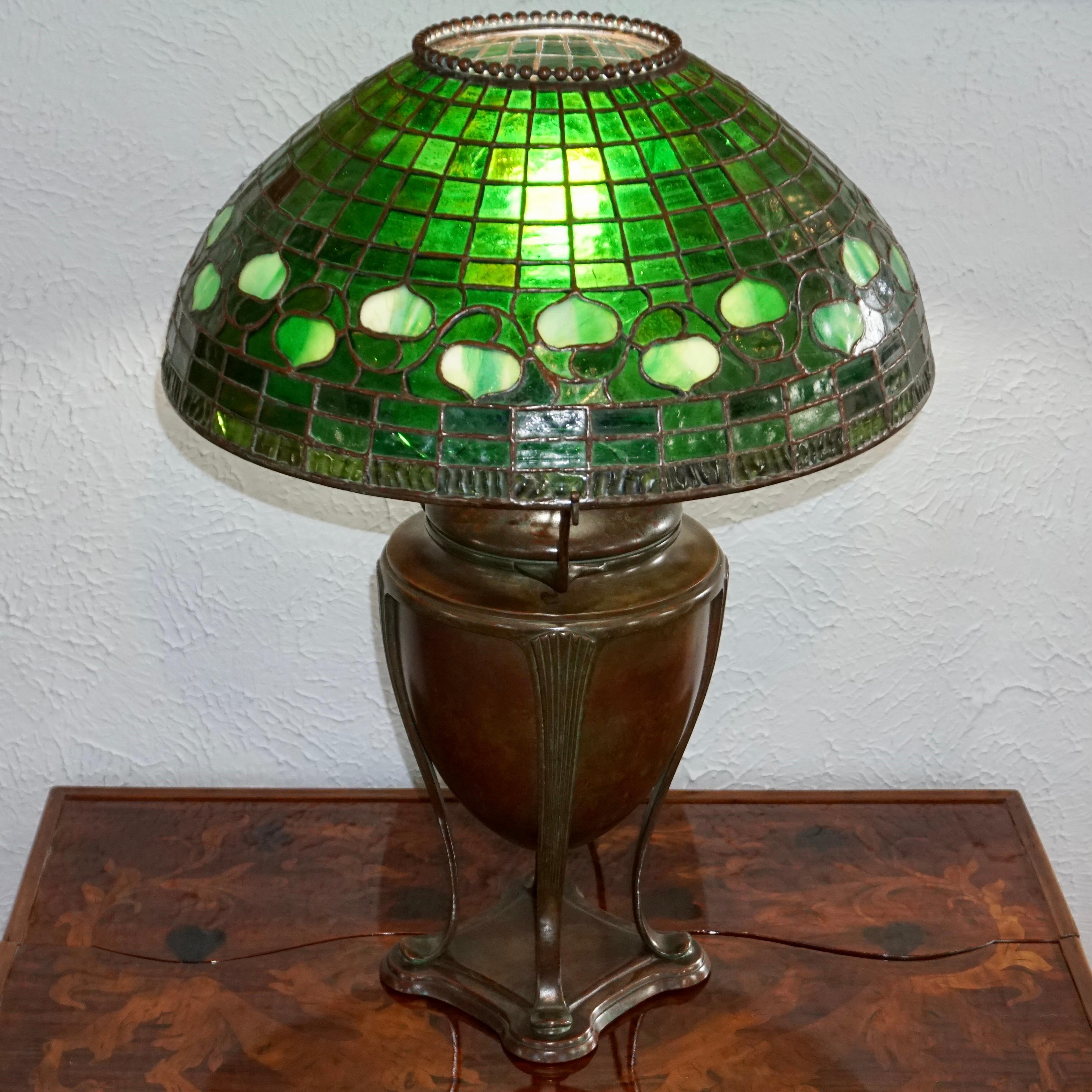 Tiffany Studios New York Acorn Table Lamp In Good Condition In Dallas, TX