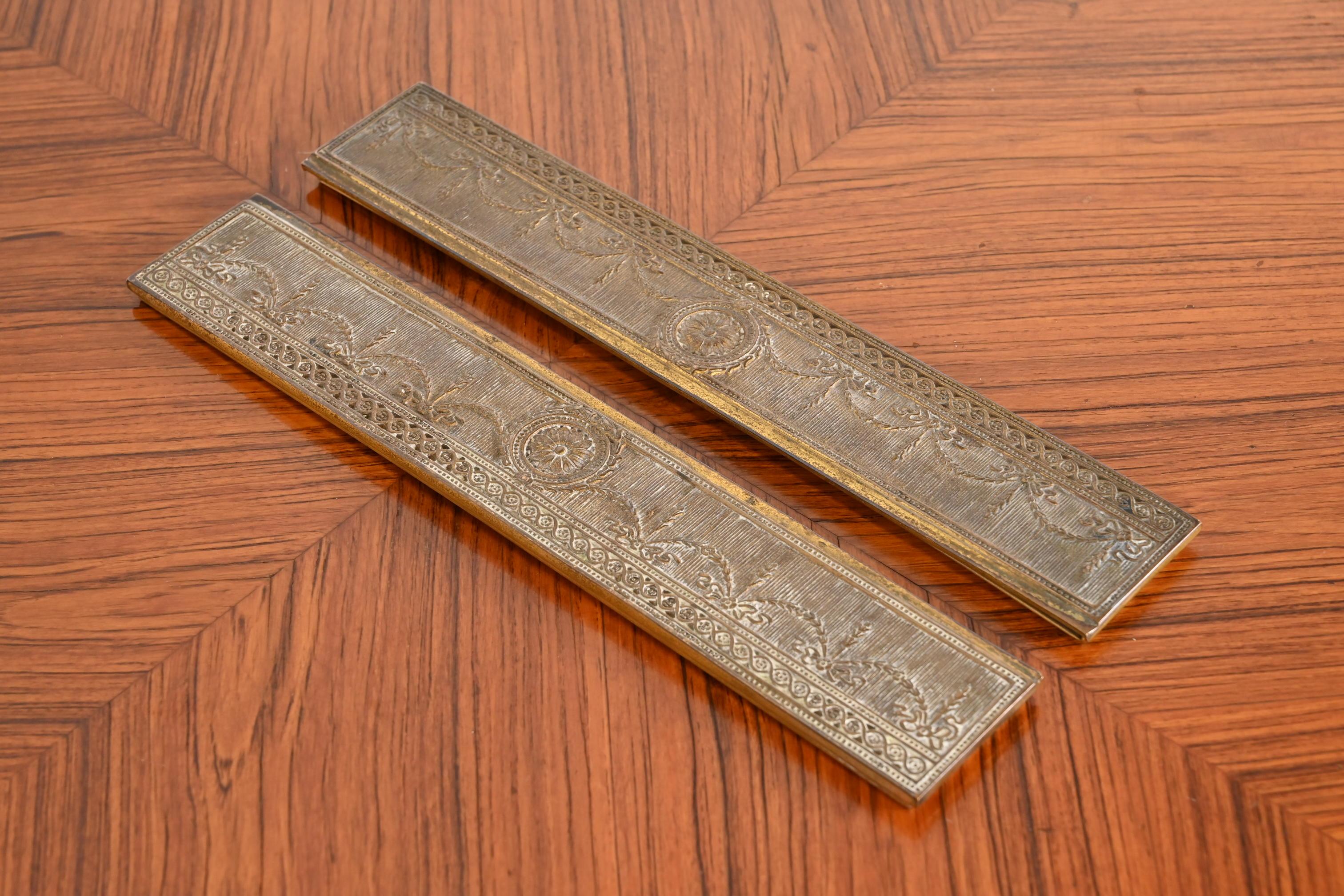 A gorgeous pair of Art Deco period bronze blotter ends featuring Adam style or Neoclassical style swags

By Tiffany Studios

New York, USA, early 20th century

Each measures: 12.25