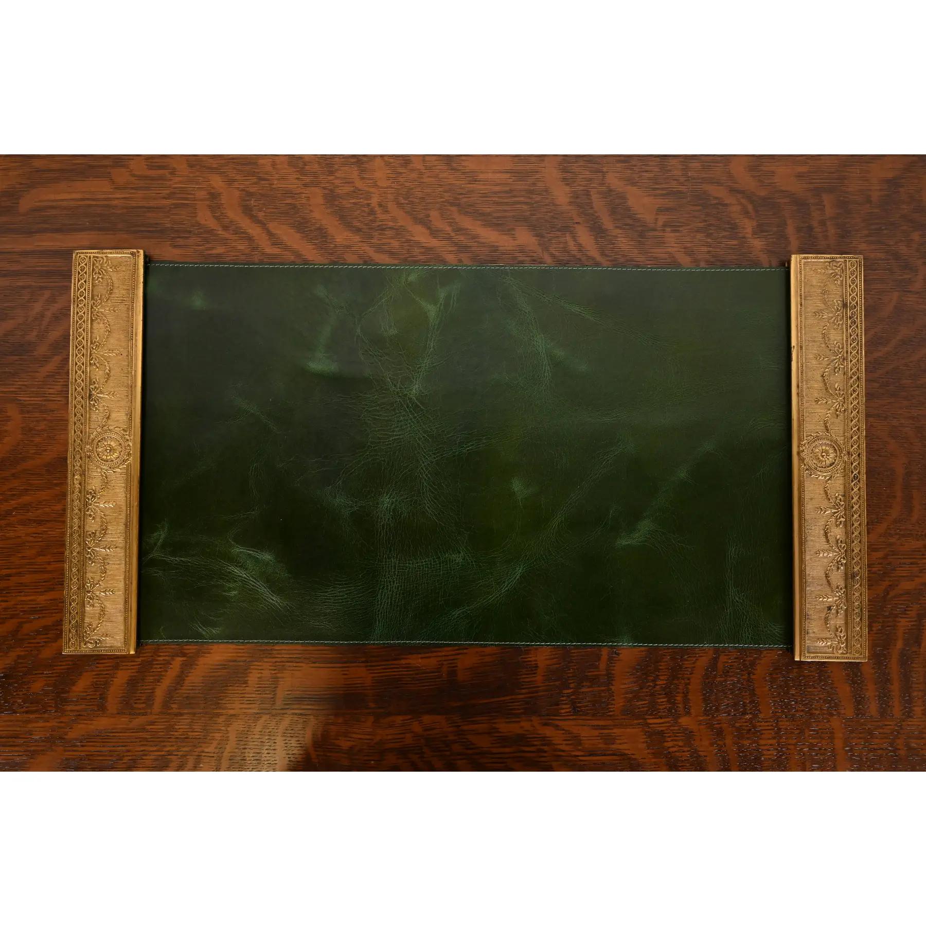 Ein wunderschönes Paar vergoldeter Bronzeschreibtische aus der Zeit des Arts & Crafts oder des Art Déco, die im Adam-Stil oder im neoklassizistischen Stil gehalten sind, mit einer maßgefertigten Schreibunterlage aus grünem Leder.

Von Tiffany