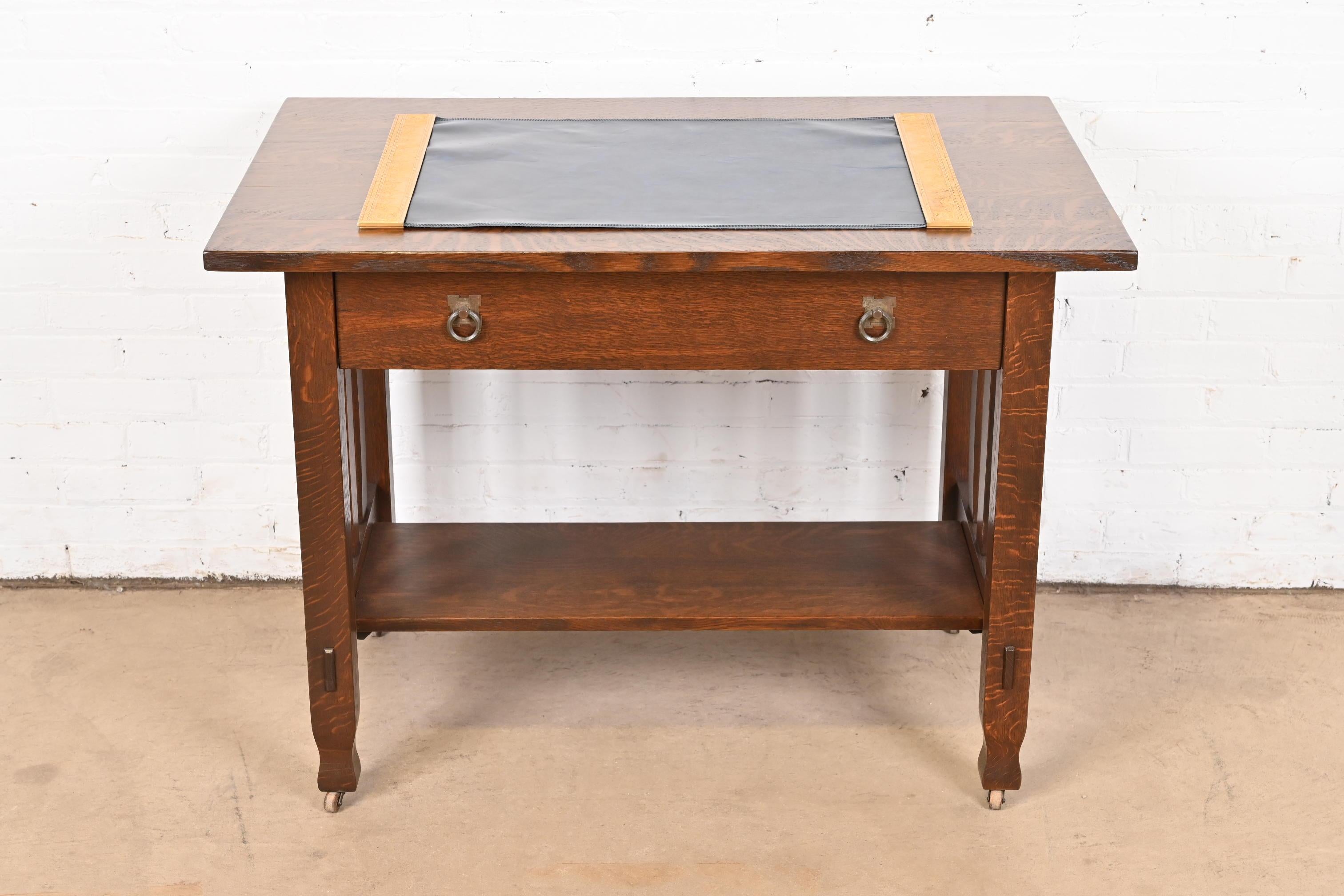 Splendida coppia di terminali in bronzo d'epoca Art Deco, con fasce in stile Adams o in stile neoclassico, con un blotter da scrivania in pelle blu personalizzato.

Di Tiffany Studios (estremità della carta assorbente firmata sul lato