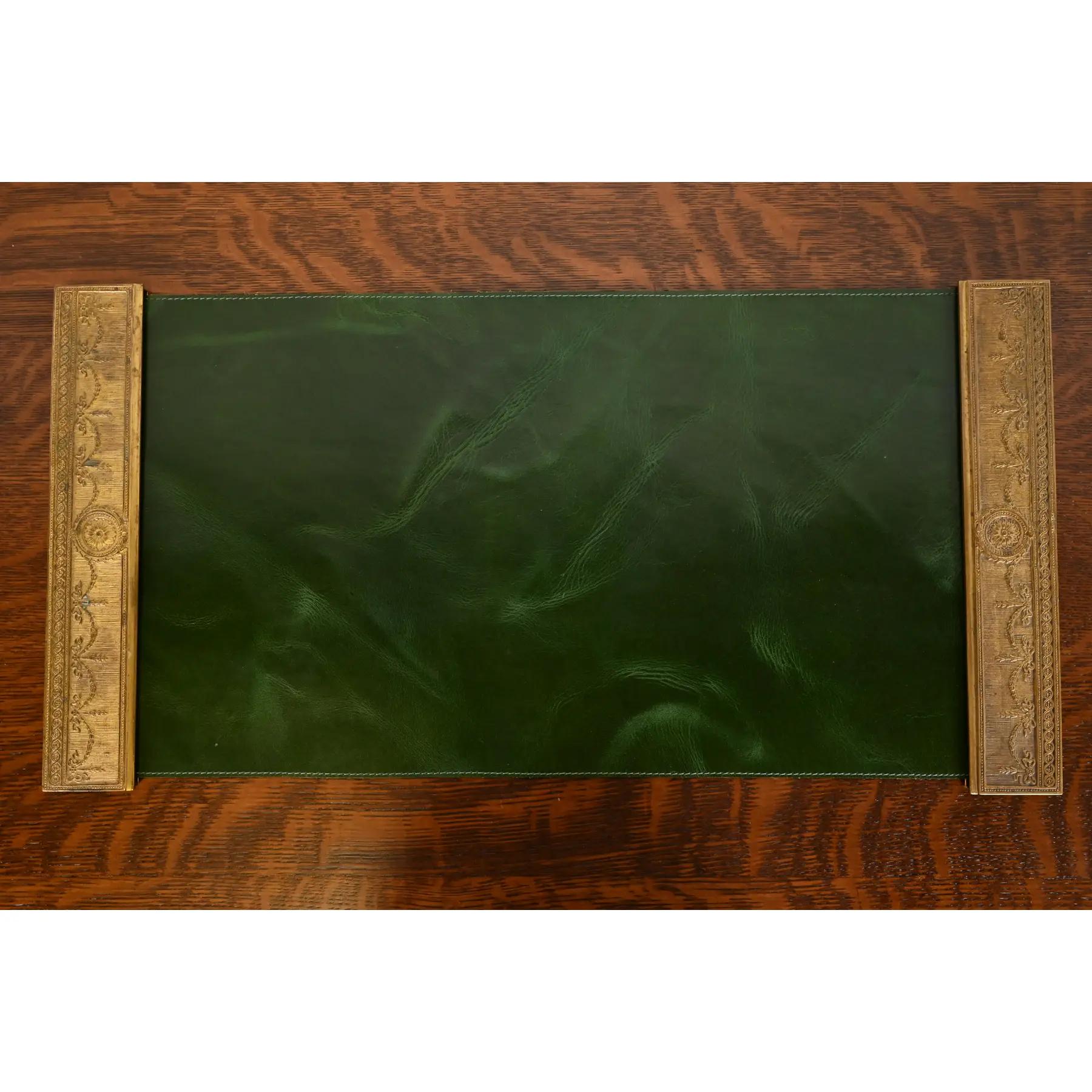 Ein wunderschönes Paar vergoldeter Bronzescheiben aus der Zeit des Art Deco mit Säbeln im Adam-Stil oder neoklassizistischen Stil, mit einer maßgefertigten grünen Lederschreibunterlage.

Von Tiffany Studios (auf der Unterseite signierte
