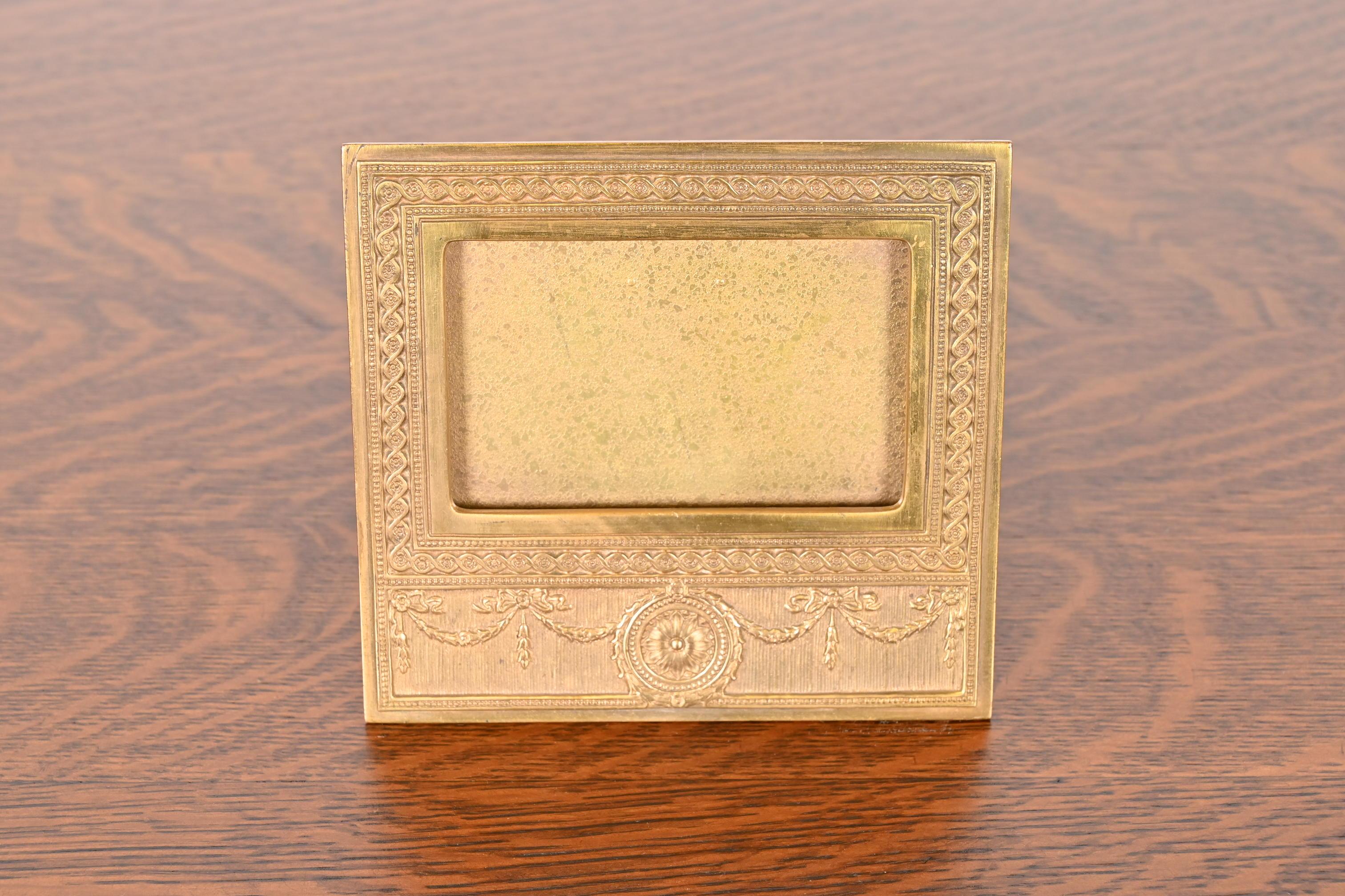 Eine wunderschöne antike vergoldete Bronze neoklassischen oder Adam Stil Schreibtisch Kalenderrahmen oder Bilderrahmen

Von Tiffany Studios (signiert auf der Rückseite)

New York, USA, Anfang des 20. Jahrhunderts

Maße: 6,38 