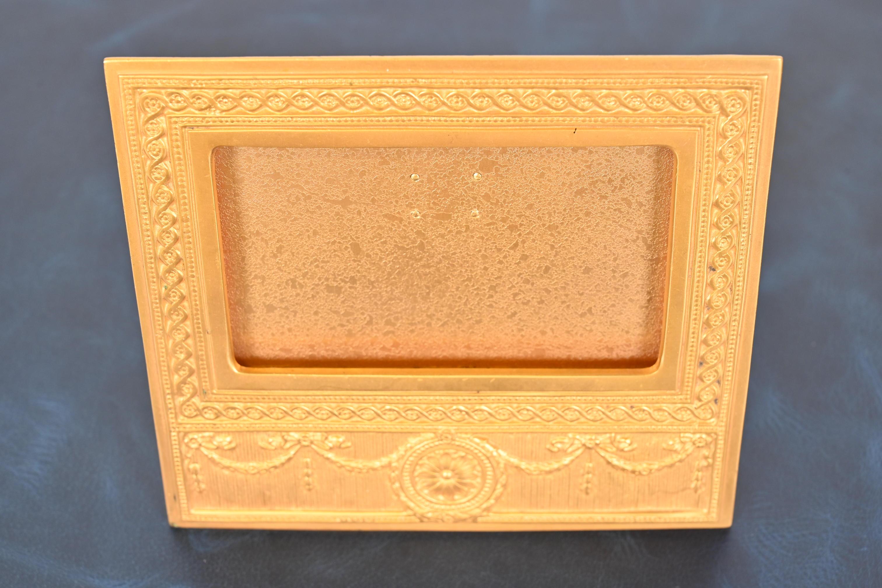A gorgeous antique gilt bronze Neoclassical or Adam style desk calendar frame or picture frame

By Tiffany Studios (signed to the back)

New York, USA, Early 20th Century

Measures: 6.5