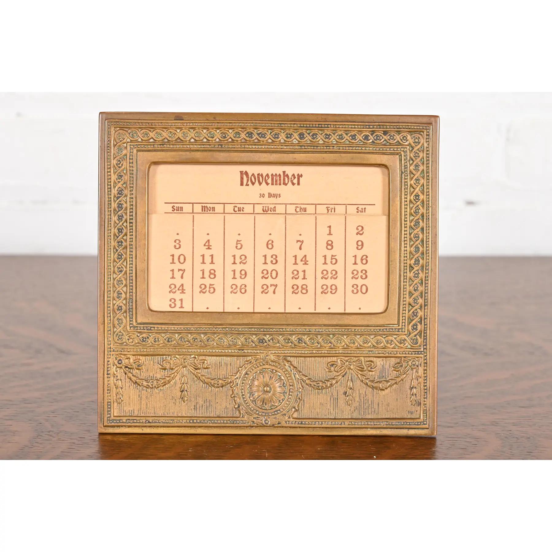 A gorgeous antique gilt bronze Neoclassical or Adam style desk calendar frame or picture frame

By Tiffany Studios (signed to the back)

New York, USA, Early 20th Century

Measures: 6.38