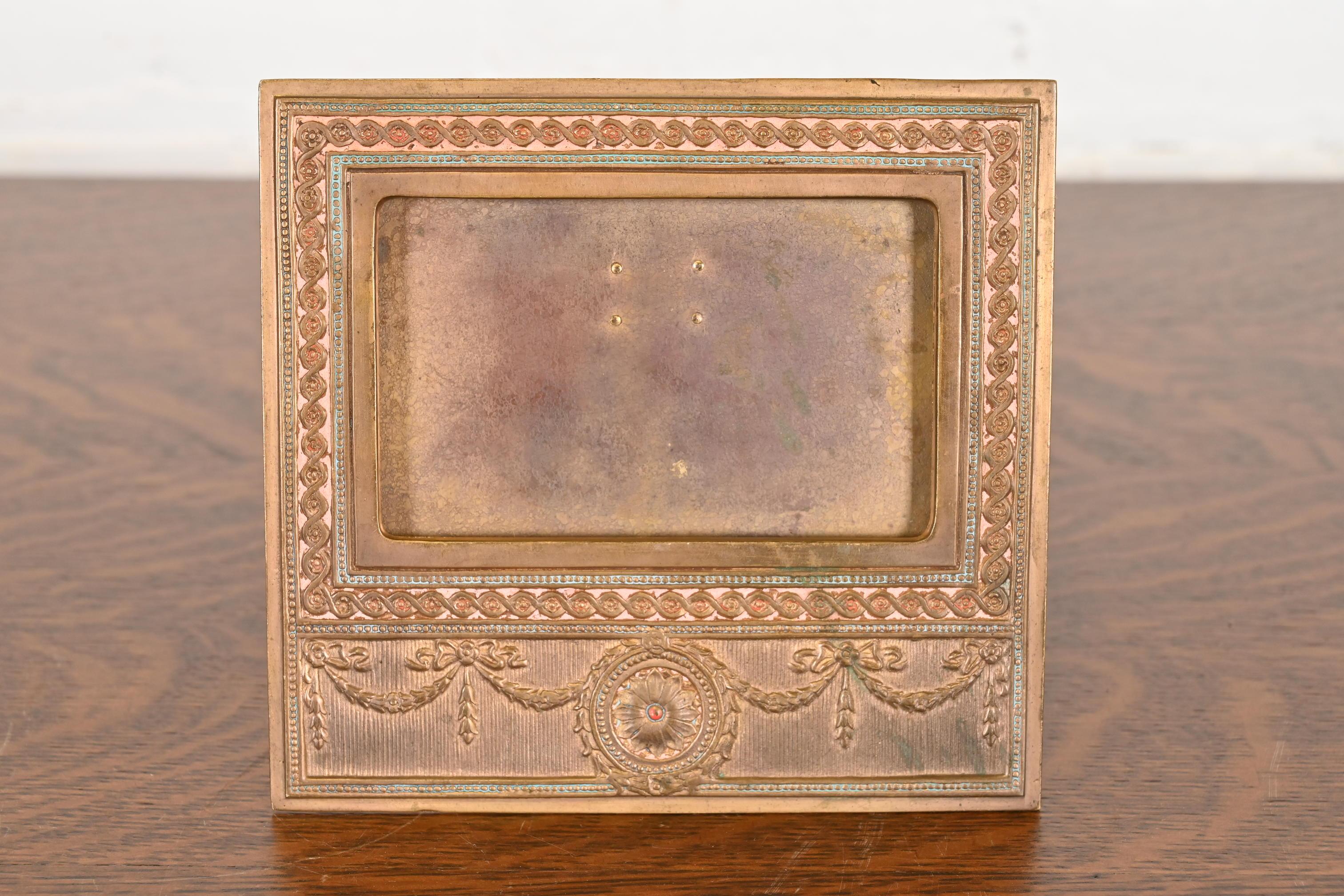 A gorgeous antique gilt bronze Neoclassical or Adam style desk calendar frame or picture frame

By Tiffany Studios (signed to the back)

New York, USA, Early 20th Century

Measures: 6.5
