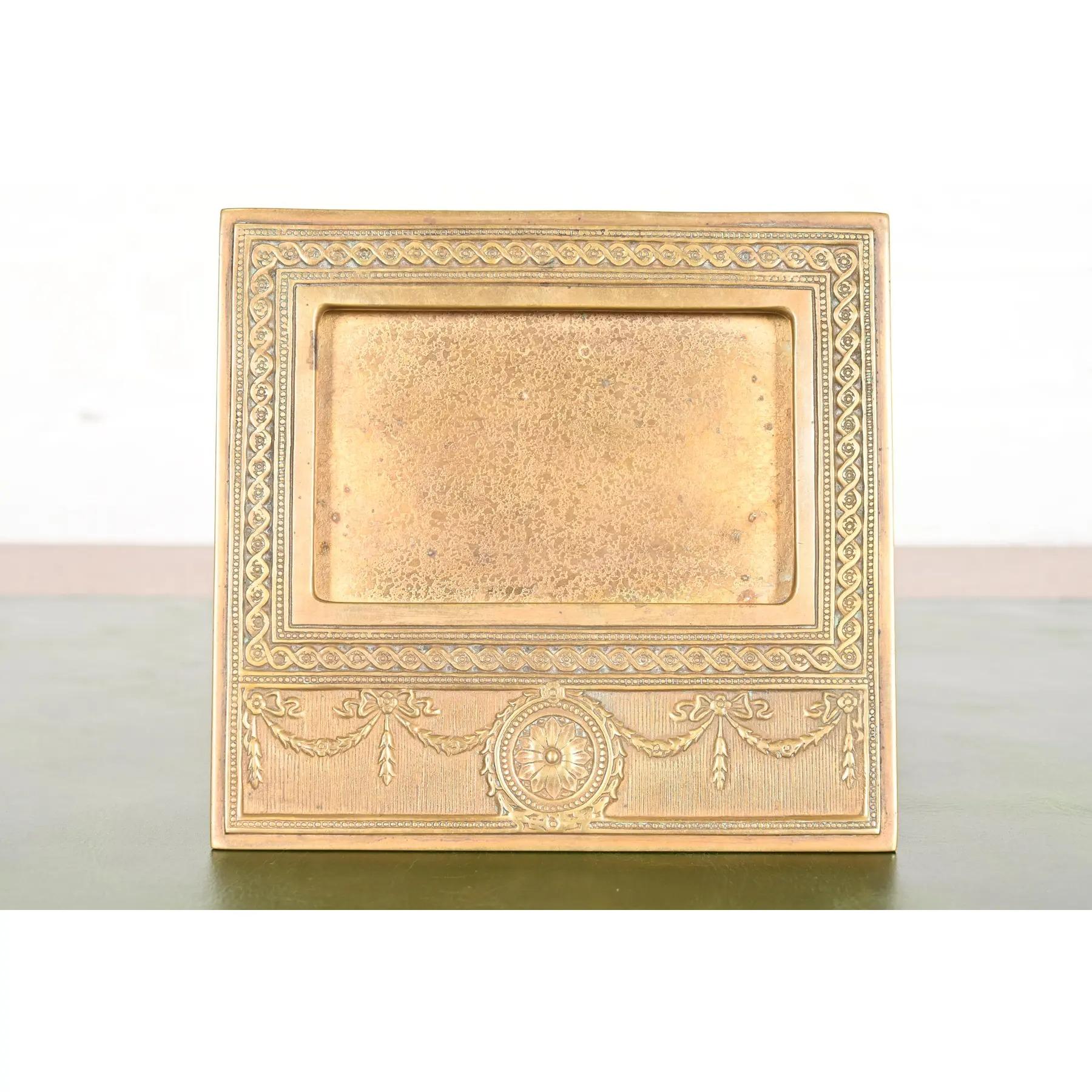 A gorgeous antique gilt bronze Neoclassical or Adam style desk calendar frame or picture frame

By Tiffany Studios (signed to the back)

New York, USA, Early 20th Century

Measures: 6.5