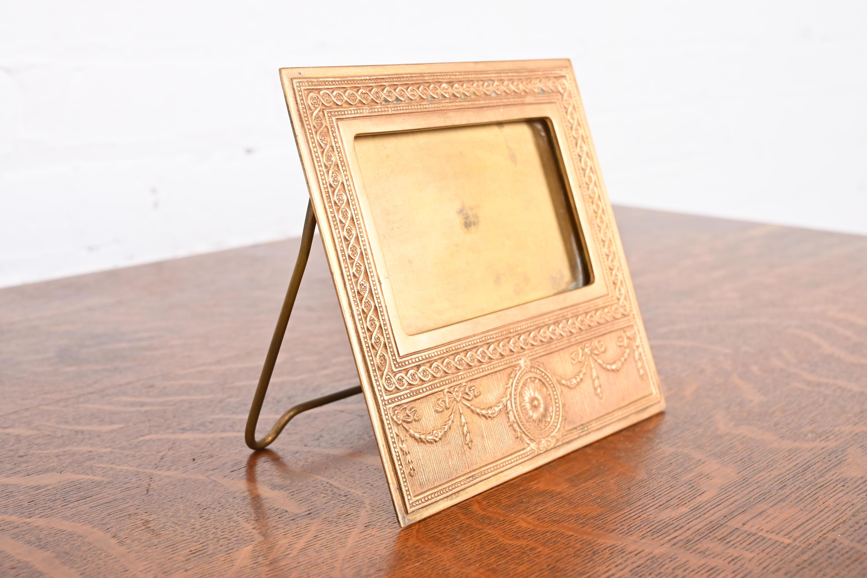 Tiffany Studios New York Adam Bronze Doré Schreibtisch Kalenderrahmen oder Bilderrahmen im Angebot 2