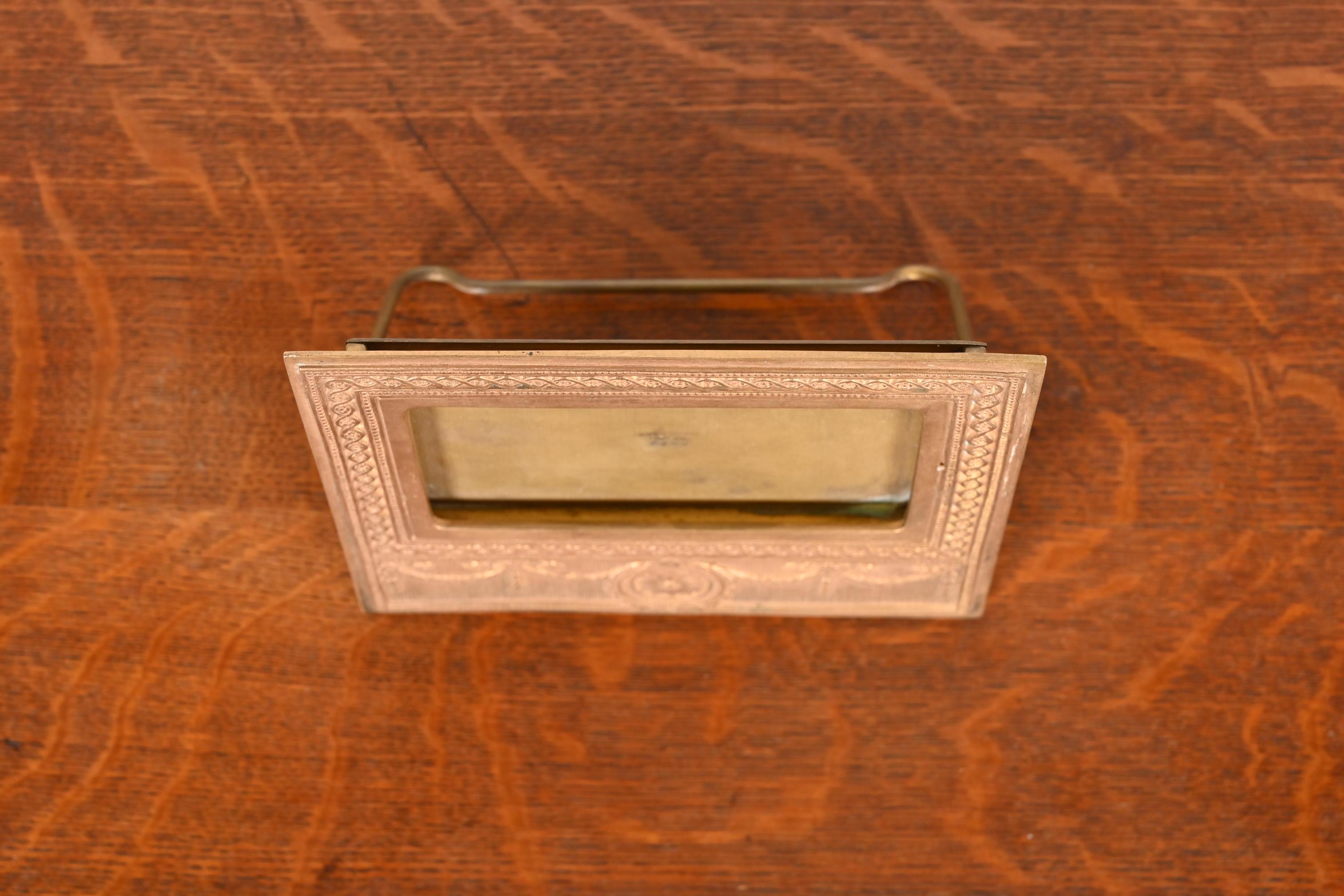 Tiffany Studios New York Adam Bronze Doré Schreibtisch Kalenderrahmen oder Bilderrahmen im Angebot 3