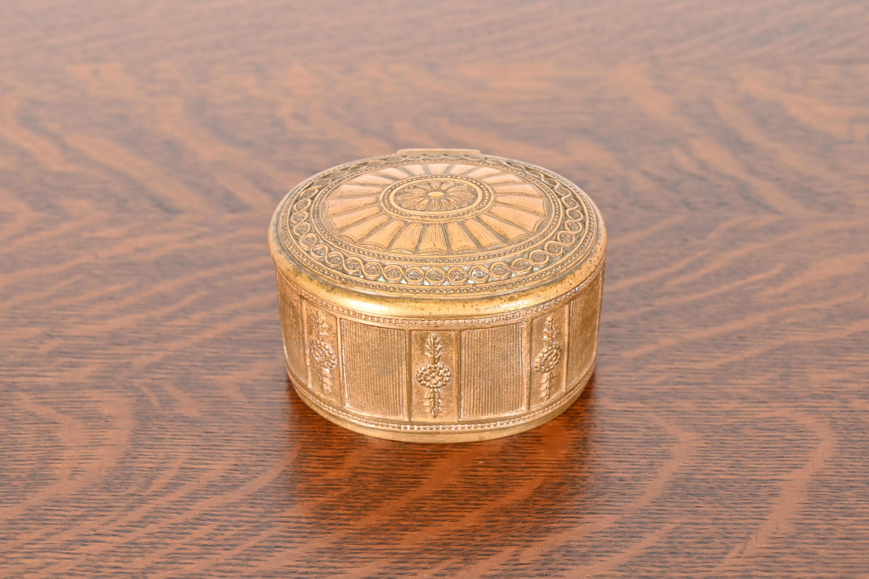 A gorgeous antique gilt bronze Neoclassical or Adam style inkwell

By Tiffany Studios (signed to the underside)

New York, USA, Early 20th Century

Measures: 4.25