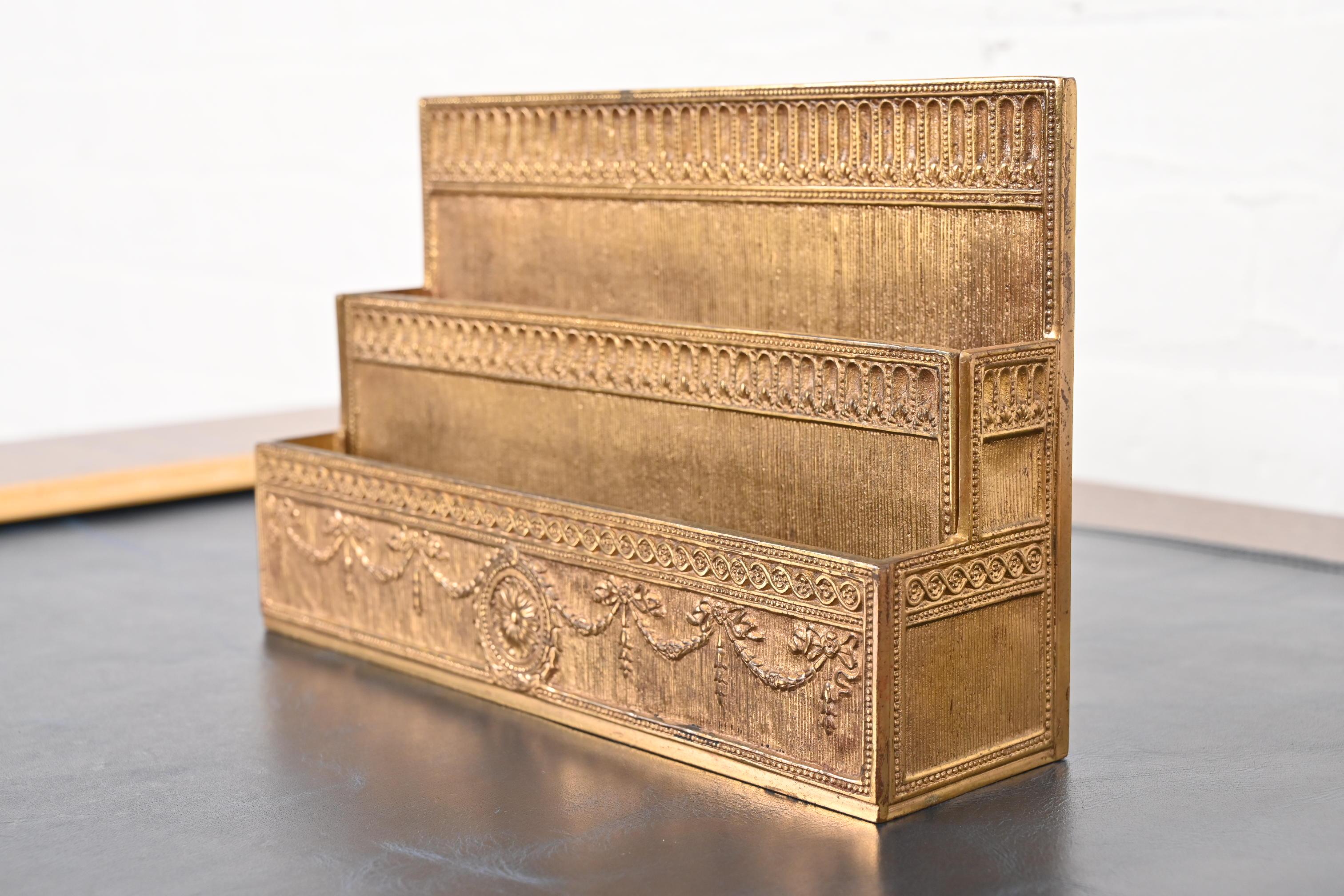 Eine wunderschöne antike vergoldete Bronze neoklassischen oder Adam Stil Schreibtisch Briefhalter Rack

Von Tiffany Studios (signiert auf der Unterseite)

New York, USA, Anfang des 20. Jahrhunderts

Maße: 9,5 