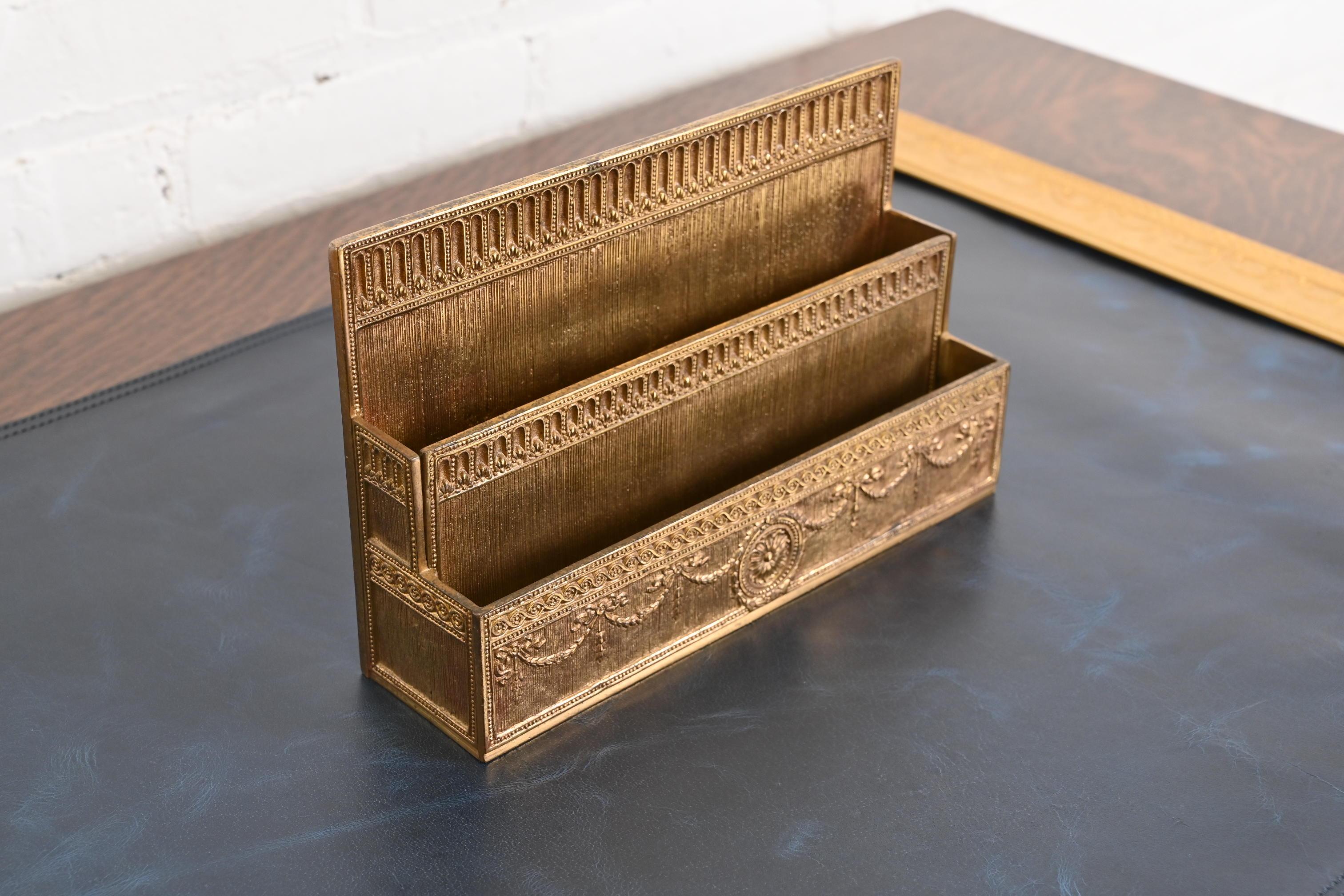 Tiffany Studios New York Adam Bronze Doré Briefständer (20. Jahrhundert) im Angebot