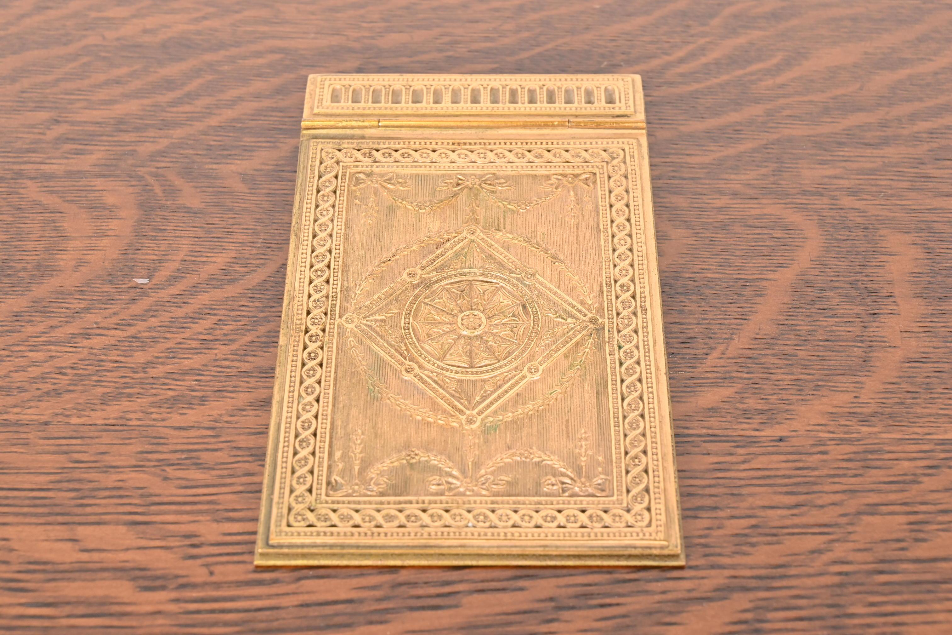A gorgeous antique gilt bronze Neoclassical or Adam style notepad holder

By Tiffany Studios (signed to the underside)

New York, USA, Early 20th Century

Measures: 4.63