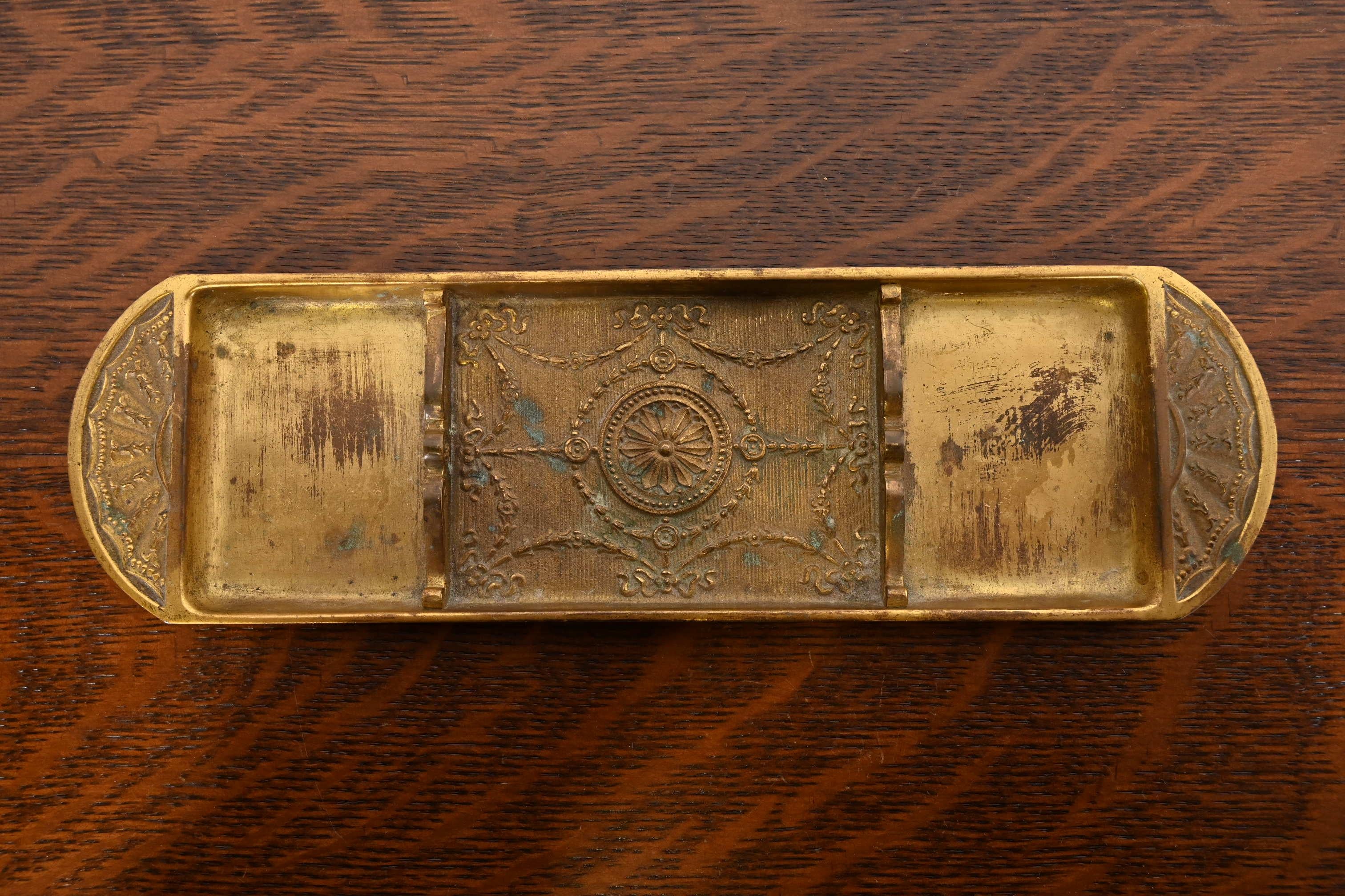 Eine wunderschöne antike Arts & Crafts oder Art Deco Periode vergoldete Bronze Neoklassisch oder Adam Stil Stift Tablett, Schreibtisch Tablett, oder Aschenbecher

Von Tiffany Studios (signiert auf der Unterseite)

New York, USA, Anfang des 20.