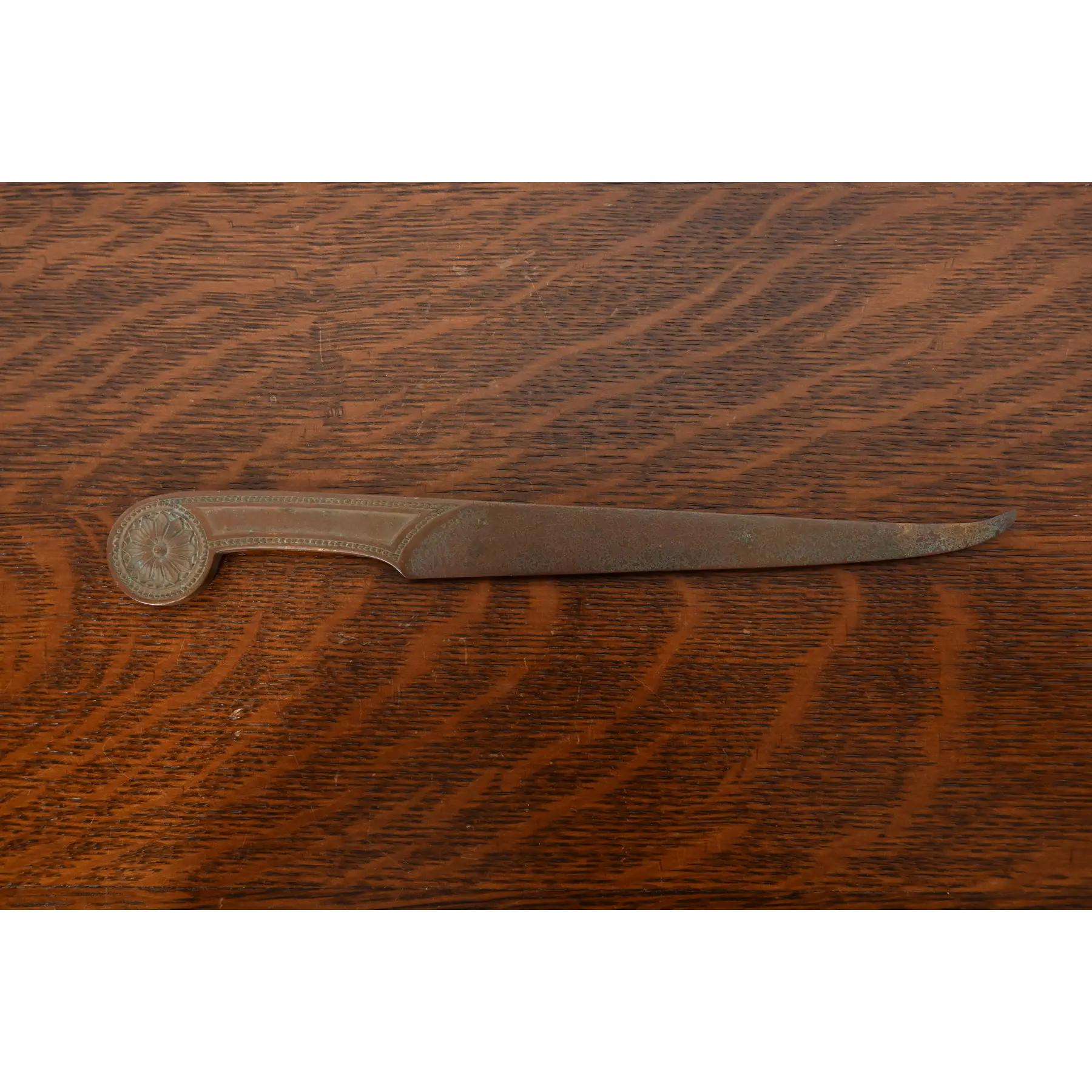 Eine wunderschöne antike Arts & Crafts oder Art Deco Periode Bronze Neoklassisch oder Adam Stil Brieföffner

Von Tiffany Studios (signiert auf der Unterseite)

New York, USA, Anfang des 20. Jahrhunderts

Maße: 9,88 