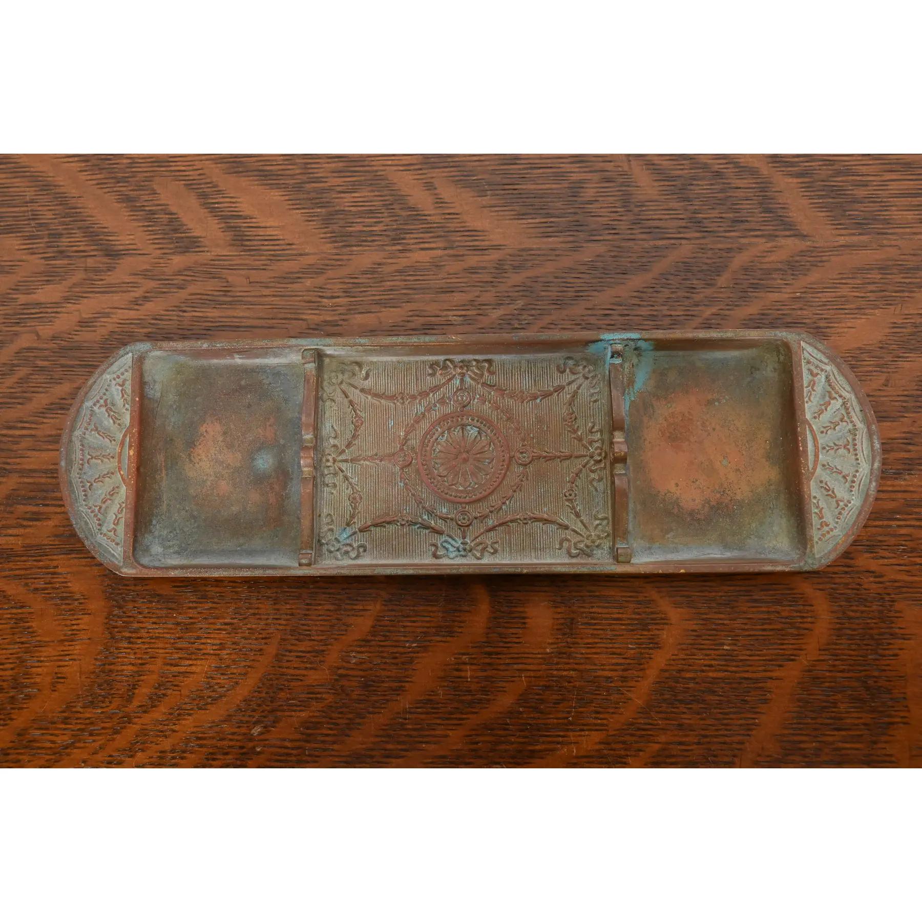 Uno splendido vassoio per penne, vassoio da scrivania o posacenere in bronzo in stile Neoclassico o Adams, di epoca Arts & Crafts o Art Deco

Di Tiffany Studios (firmato sul lato inferiore)

New York, USA, inizio del XX secolo

Misure: 9,75
