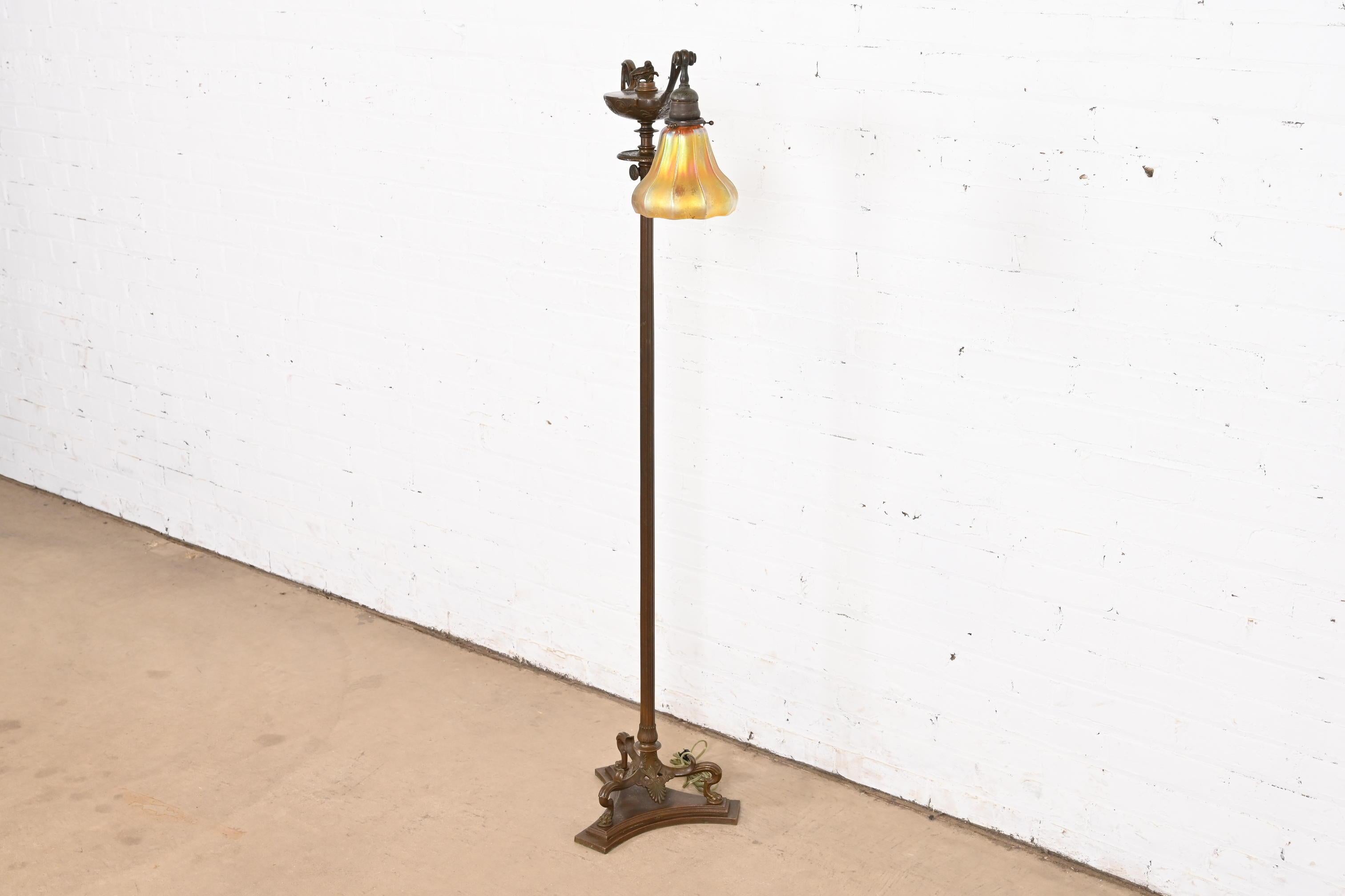 Tiffany Studios Nueva York Lámpara de pie Aladino de bronce y cristal de favrile Artes y manualidades en venta